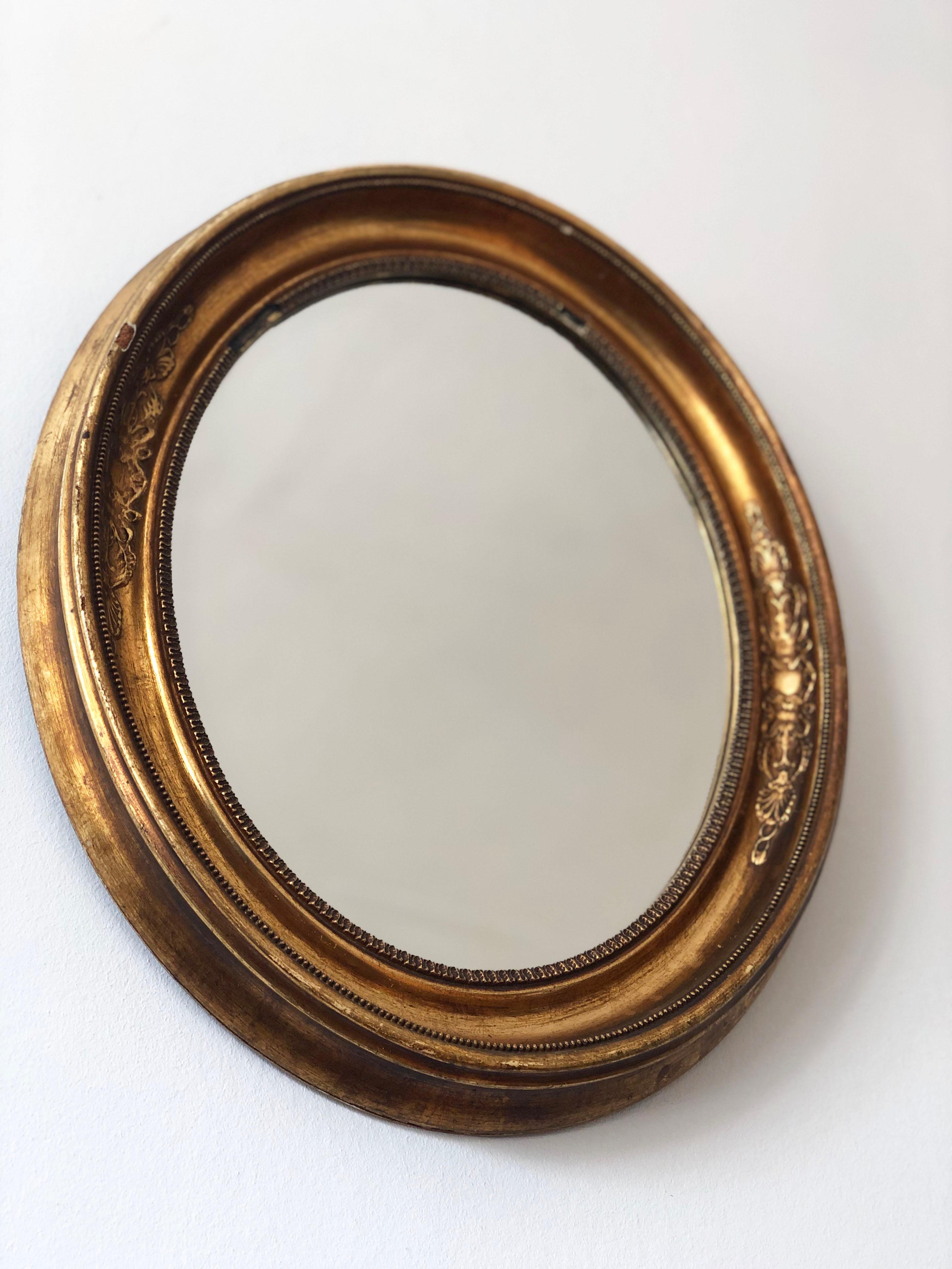Antique Mirror ovale in legno dorato Francia Fine Ottocento In condizioni buone in vendita a Sakskøbing, DK
