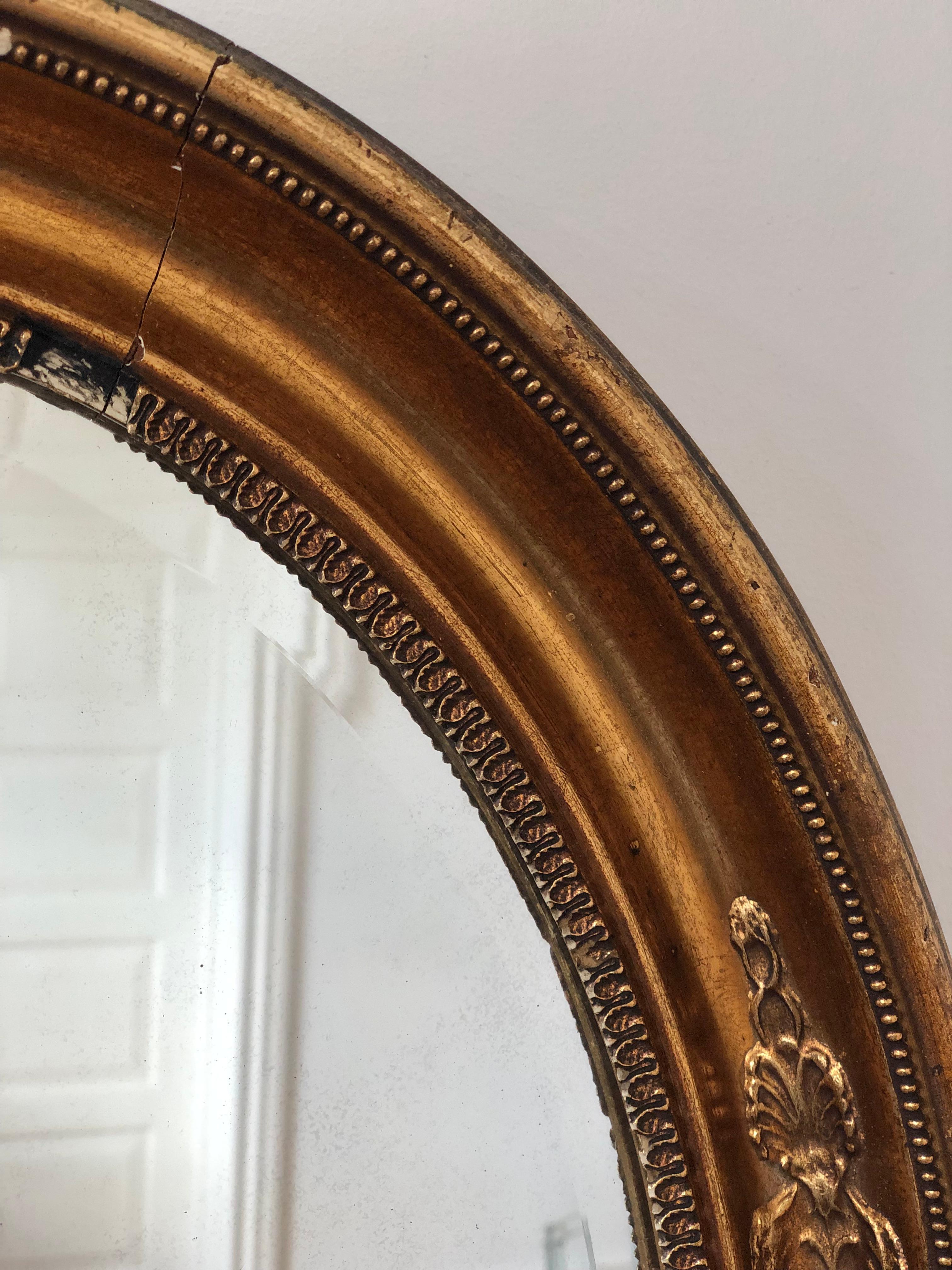 XIX secolo Antique Mirror ovale in legno dorato Francia Fine Ottocento in vendita