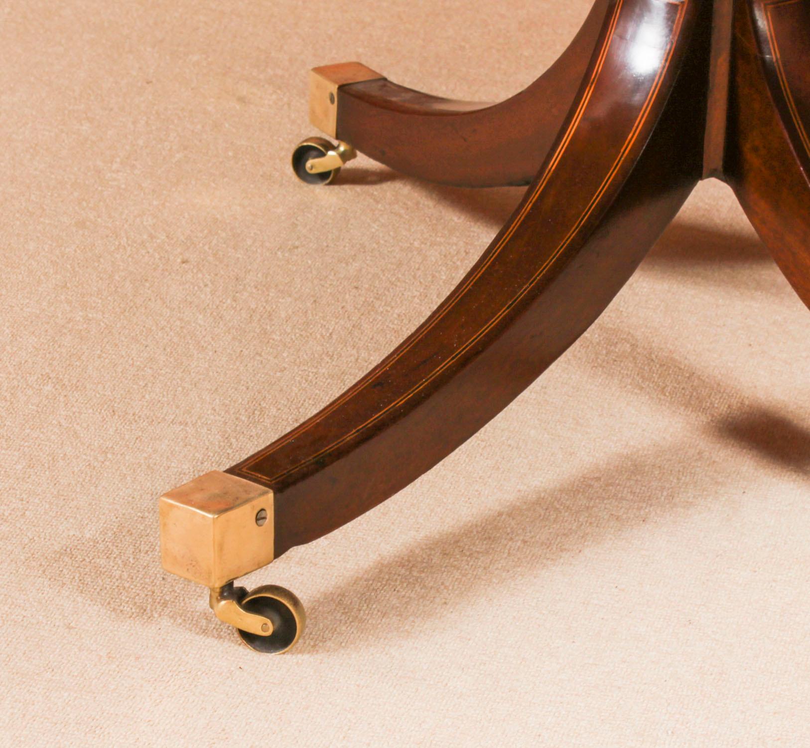 Ancienne table de salle à manger Regency incrustée ovale et feuille 19ème siècle 4