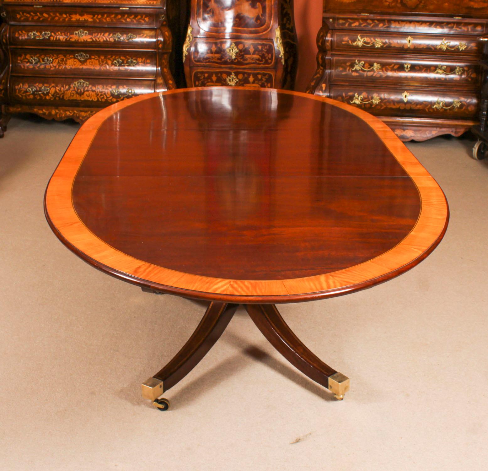 Voici une fabuleuse table de salle à manger ancienne de style Regency, datant d'environ 1830.

Cette magnifique table de salle à manger ovale est fabriquée en acajou flammé et comporte une feuille qui peut être ajoutée ou retirée selon l'occasion. 