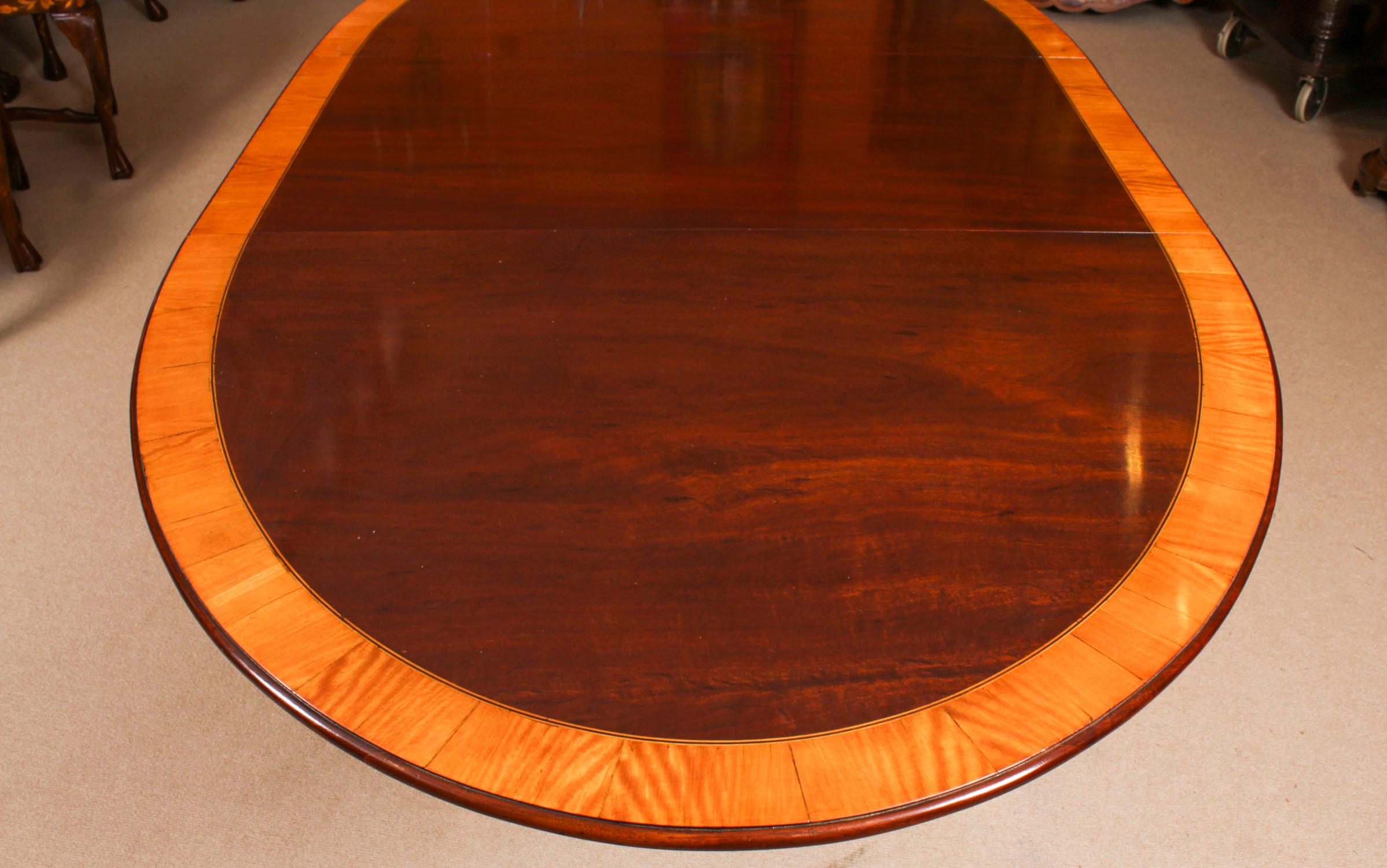 Ancienne table de salle à manger Regency incrustée ovale et feuille 19ème siècle Bon état à London, GB