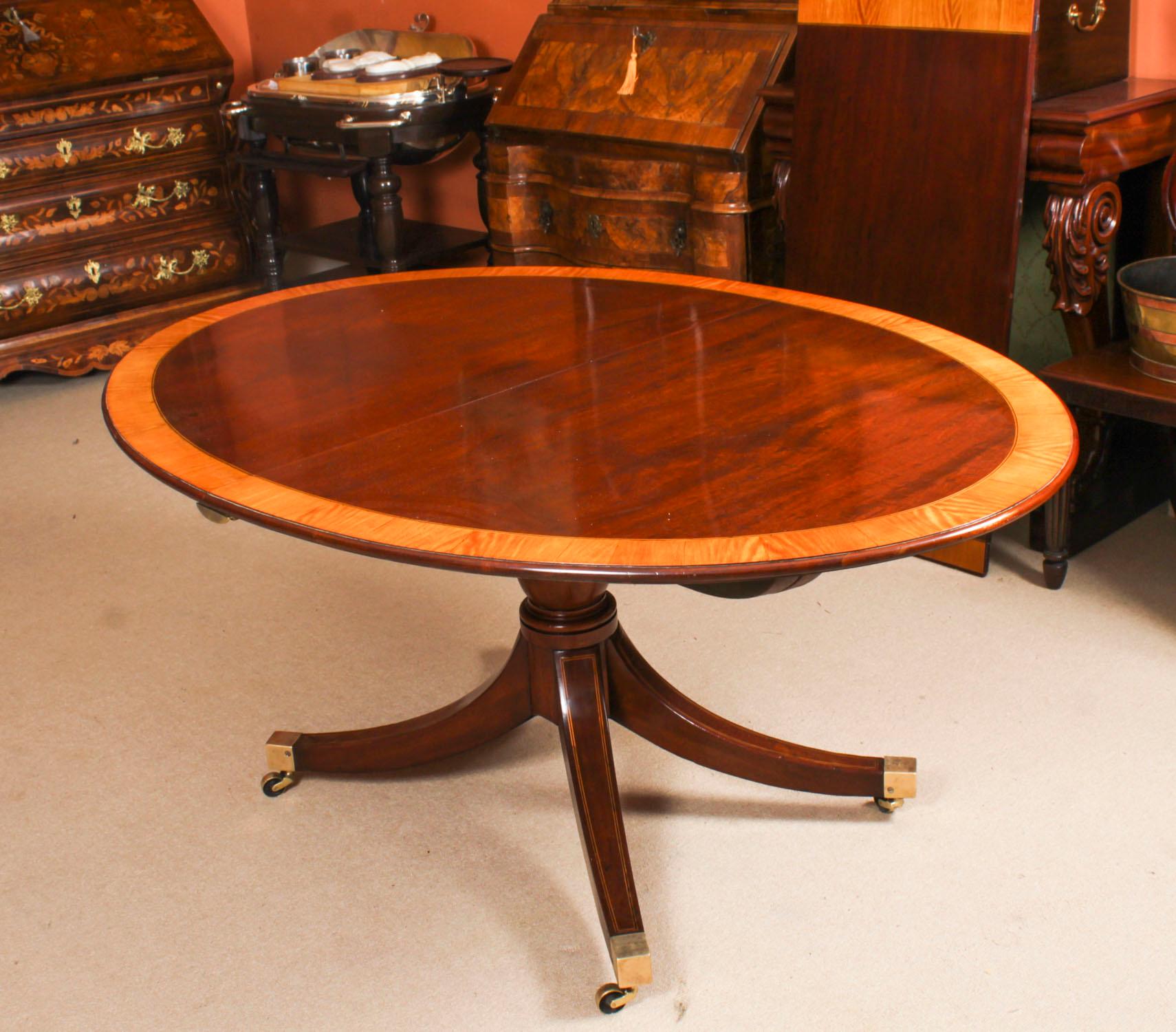 Acajou Ancienne table de salle à manger Regency incrustée ovale et feuille 19ème siècle