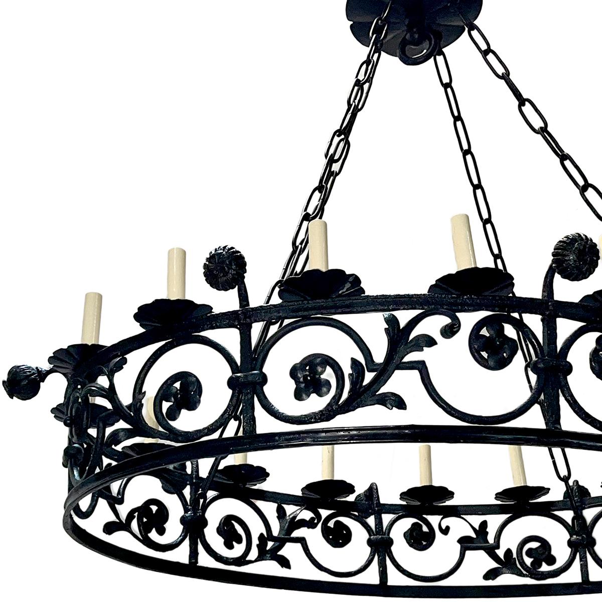 Un lampadario francese in ferro battuto del 1900 circa con 16 luci.

Misure:
Lunghezza: 48
