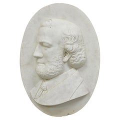 Buste français ancien de gentleman barbu en marbre ovale sculpté de 20 pouces