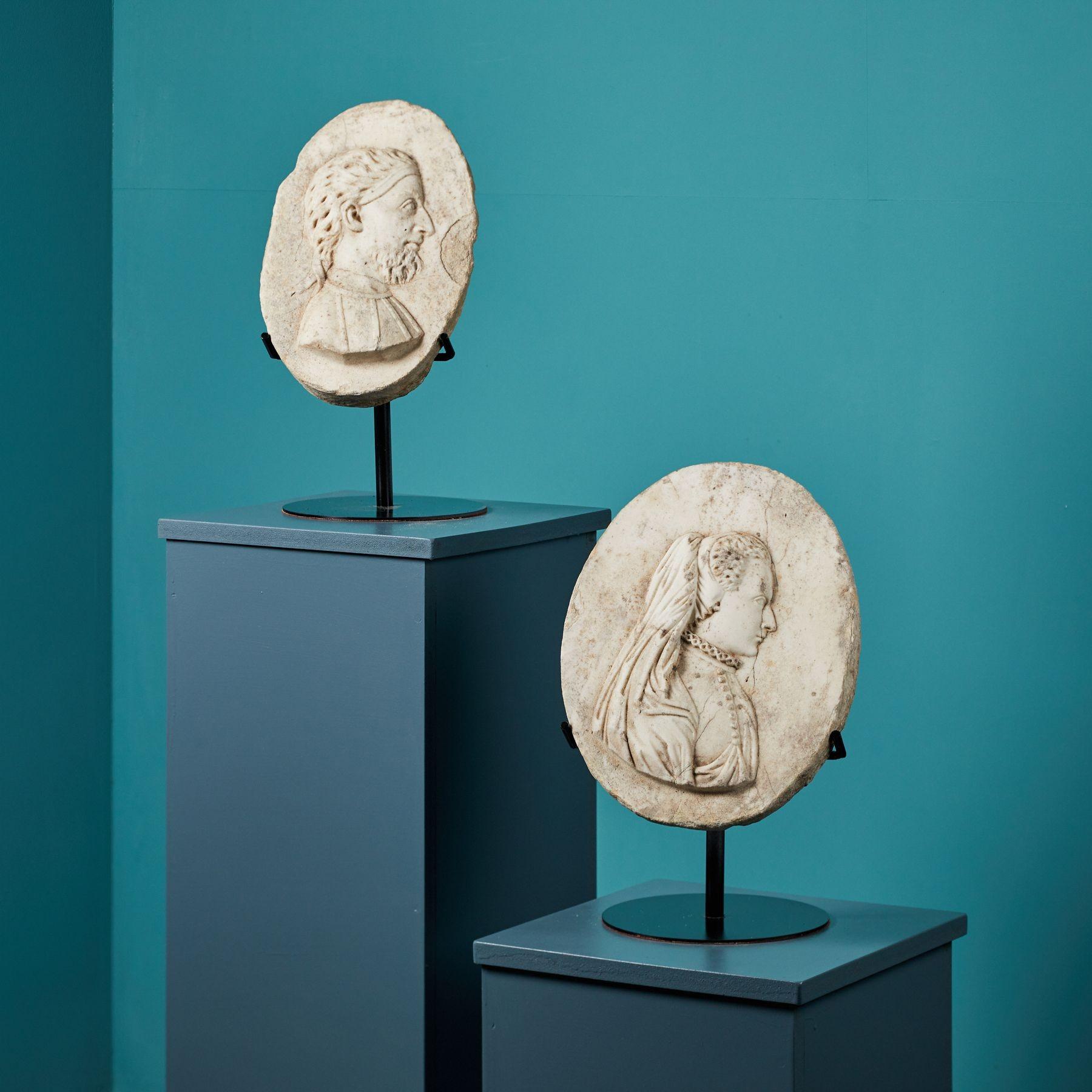 Antikes ovales Marmorrelief eines Mannes. 17. Jahrhundert geschnitzt Oval Marmor-Relief. Ein Relief eines männlichen Kopfes und Schultern, in Marmor gemeißelt und auf einem Ständer ausgestellt. Diese Art der Kopfbedeckung war besonders im 16. und