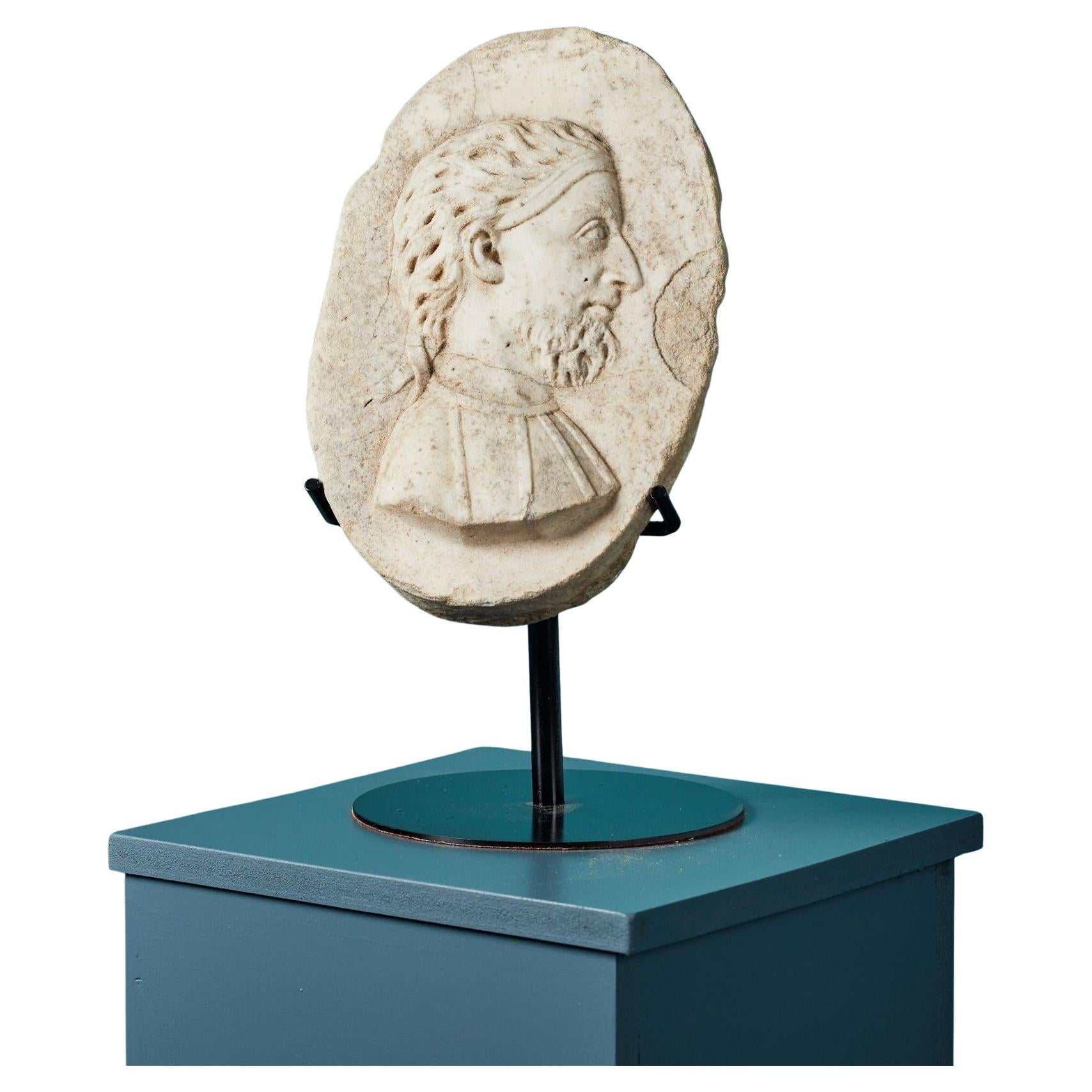 Antikes ovales Marmorrelief eines Mannes im Angebot