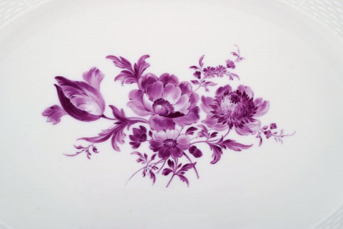 Antique oval Meissen serving dish in hand painted porcelain with purple flowers and gold edge, circa 1900.
Measures: 36 x 27 x 4.5 cm.
1st factory quality.
In excellent condition.
Stamped.