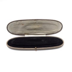 Boîte ancienne pour collier ou bracelet de forme ovale