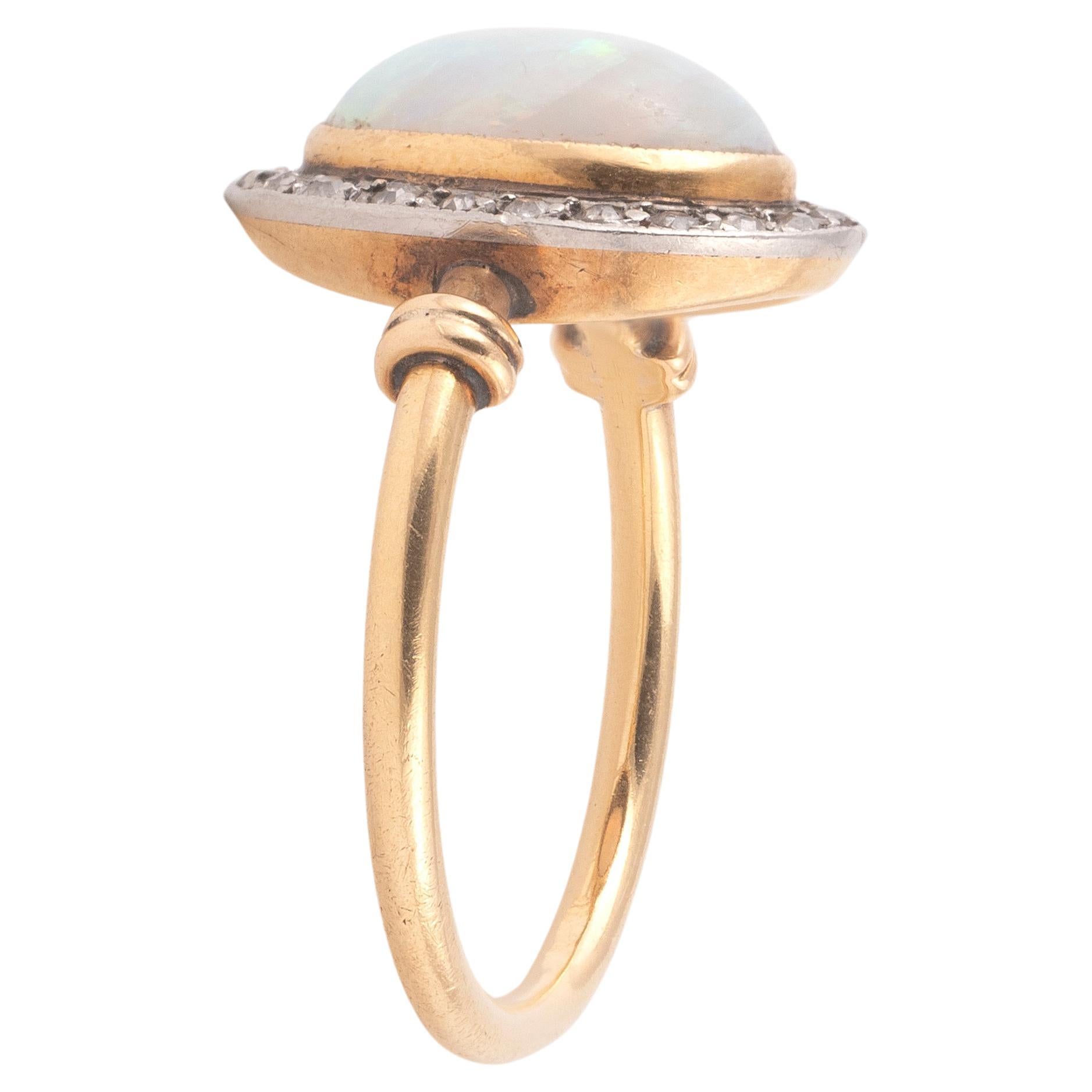 Anello in oro giallo 18kt e platino, con al centro un opale ovale cabochon del peso di circa 2 carati in montatura chiusa, circondato da una linea di diamanti taglio vecchio.
Dimensioni dell'opale: 13mm x 10mm x 3mm
Taglia 7 3/4
Peso: 4,4 g

