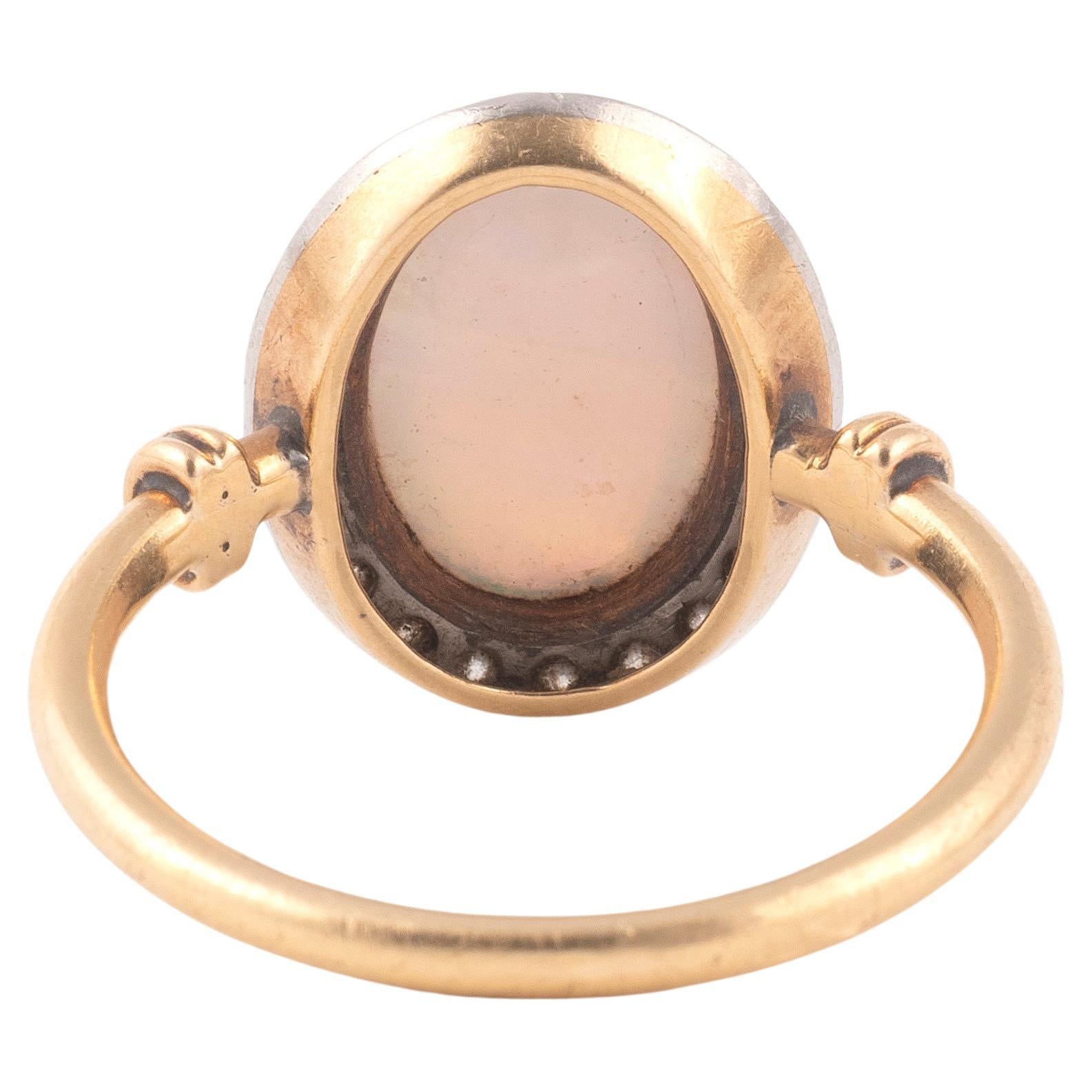 Cabochon Anello antico ovale con opale e diamanti a grappolo Fine XIX secolo in vendita