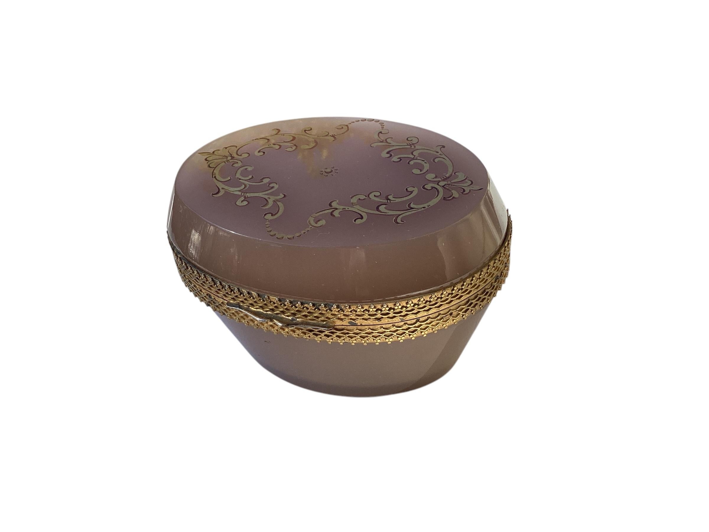Boîte d'opaline ovale ancienne avec décoration dorée en vente 3