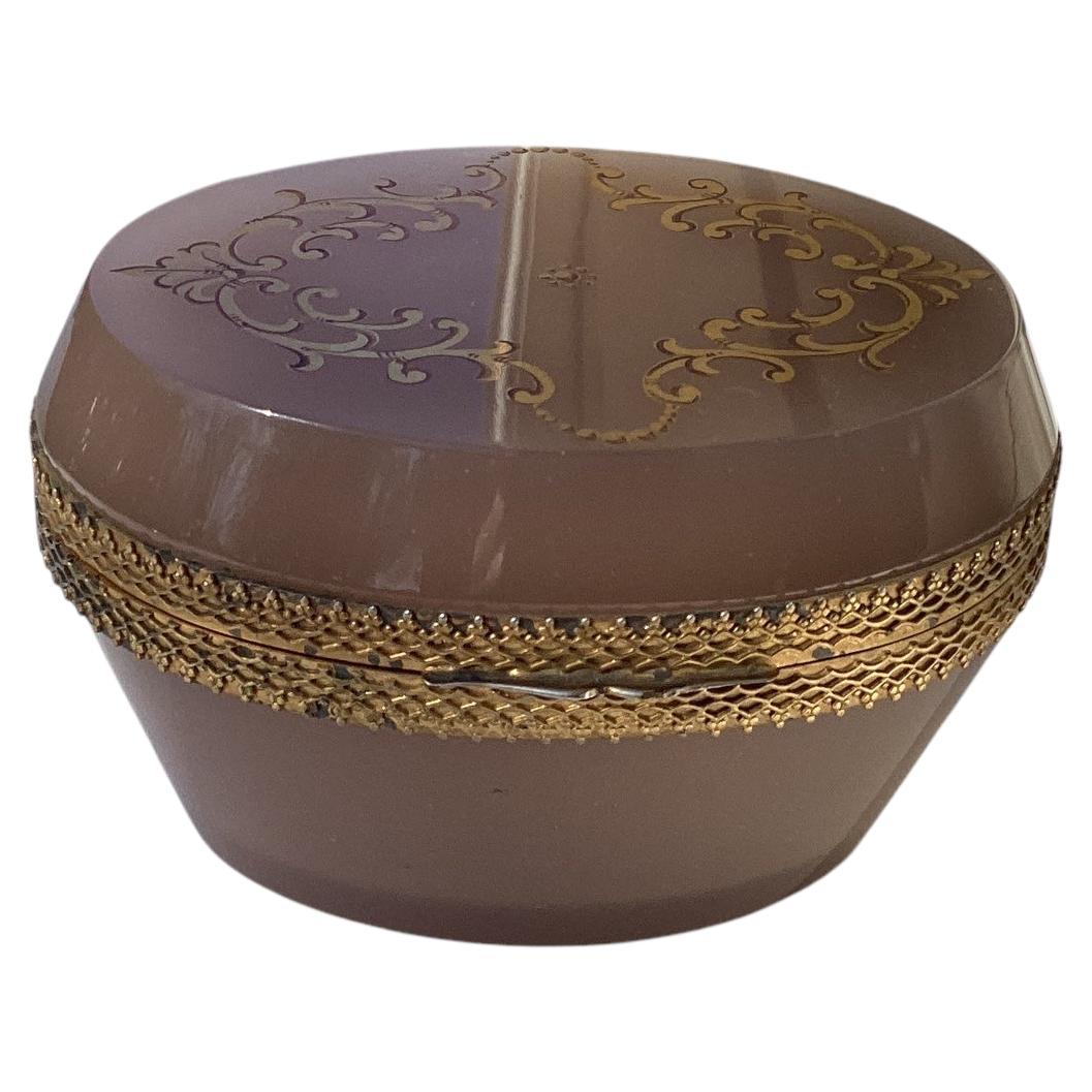 Caja ovalada antigua de opalina con decoración dorada
