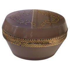 Caja ovalada antigua de opalina con decoración dorada