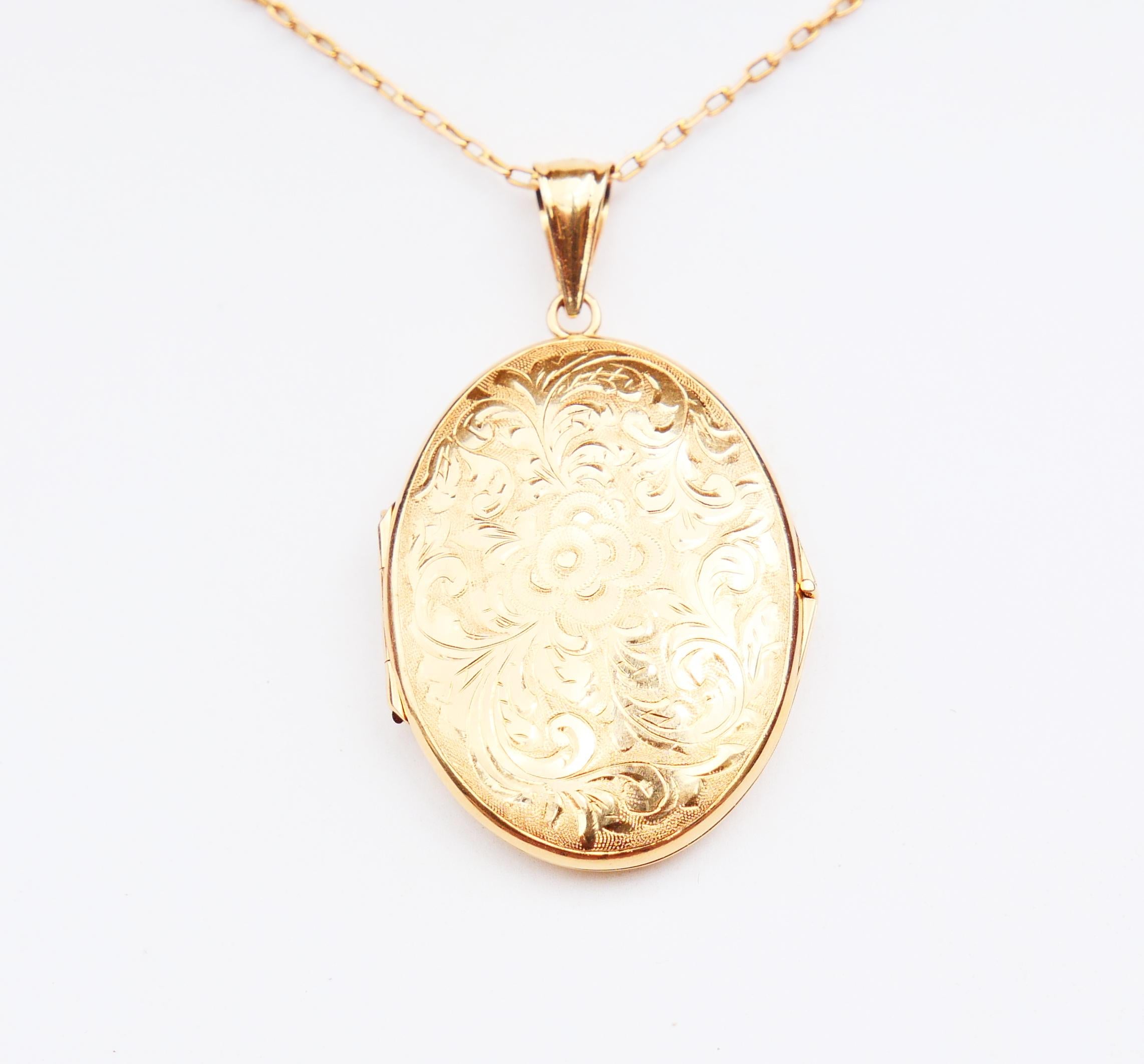 Art Nouveau Antique oval Picture Locket Pendant solid 18K Yellow Gold / 6gr For Sale