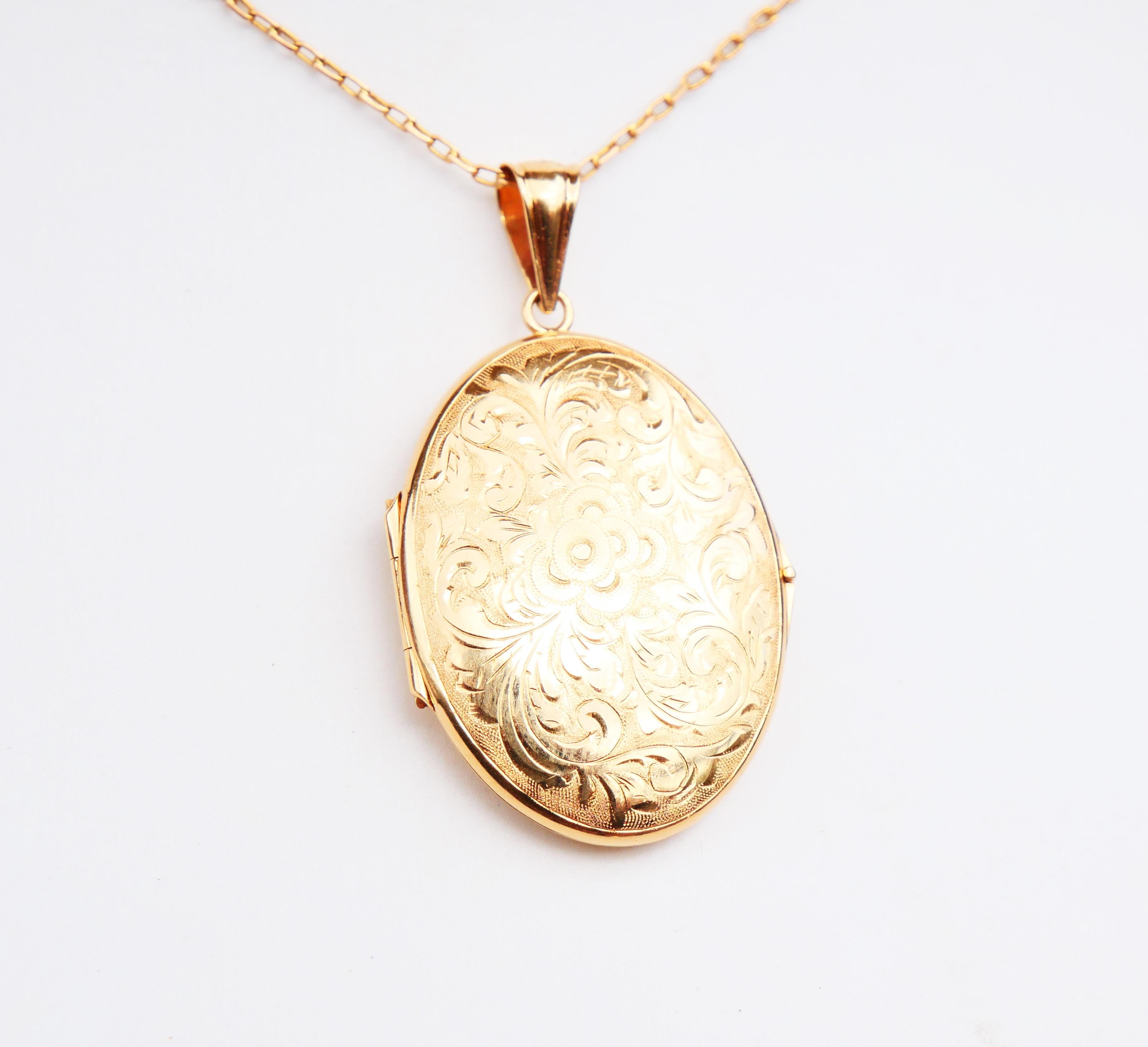 Antique oval Picture Locket Pendant solid 18K Yellow Gold / 6gr