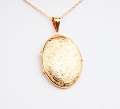 Vintage oval Picture Locket Pendant solid 18K Yellow Gold / 6gr