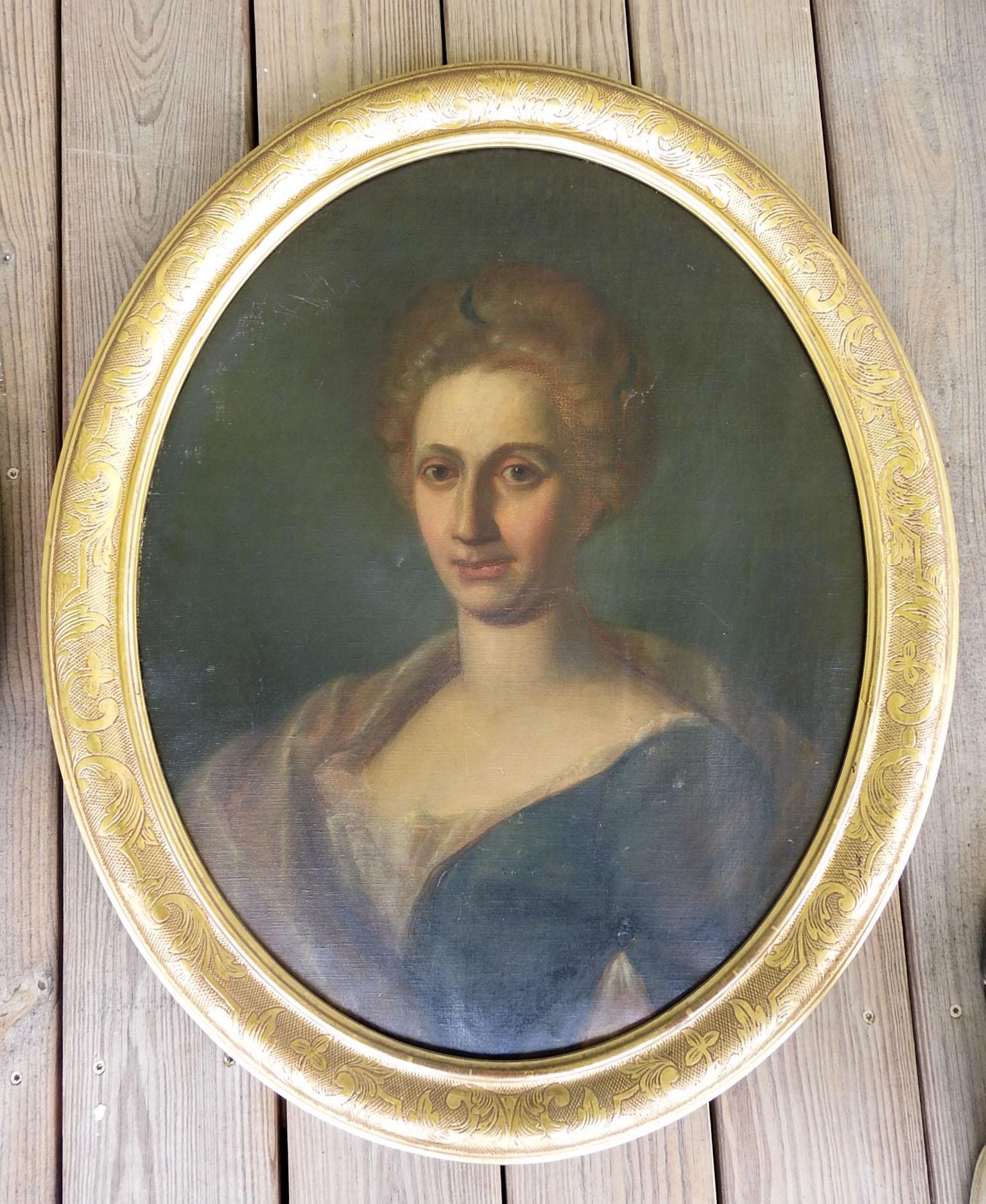 Rococo Tableaux anciens de portraits ovales d'homme et de femme - une paire en vente
