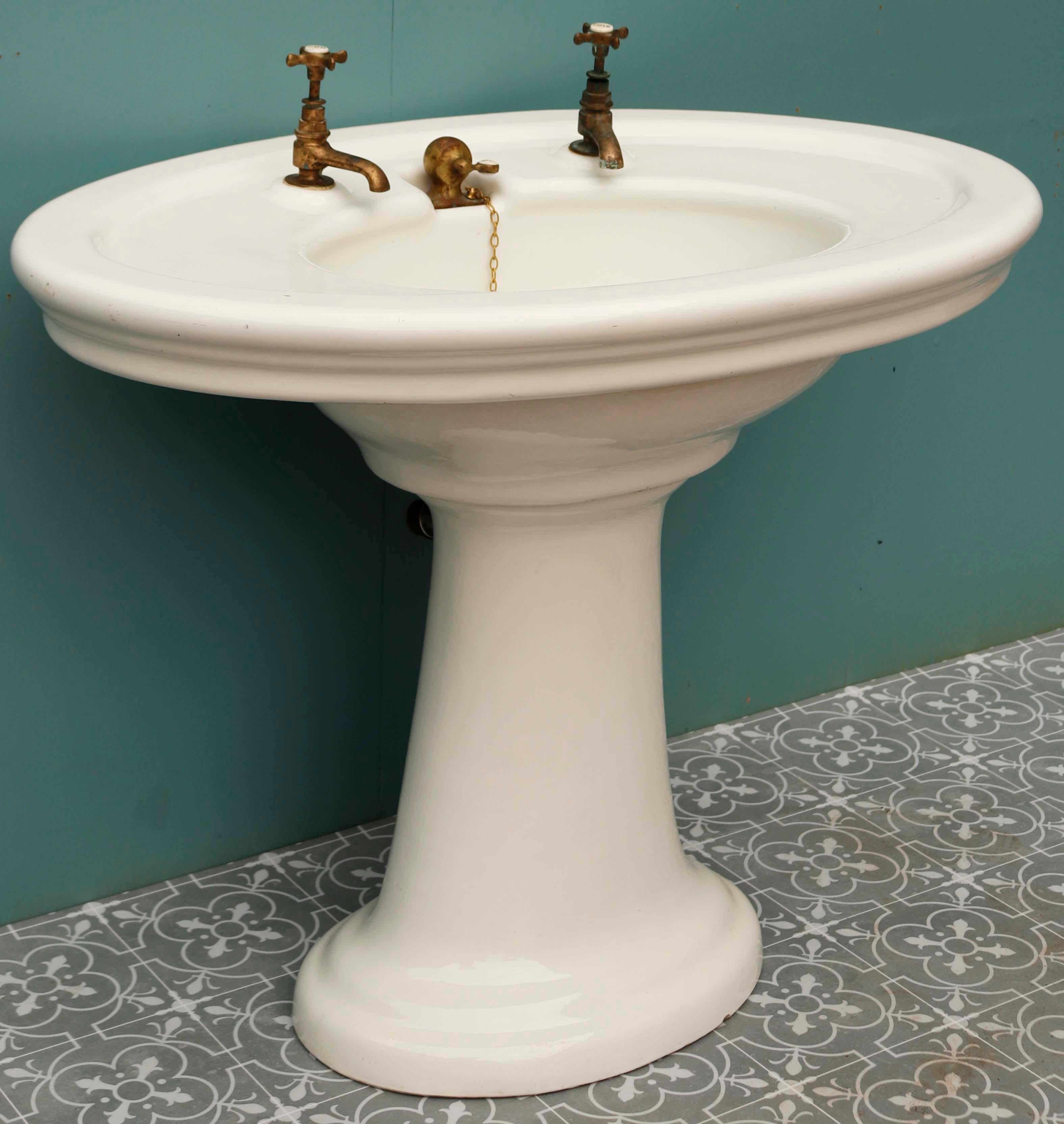 Antique Oval Shaped Pedestal Sink In Good Condition In Wormelow, Herefordshire