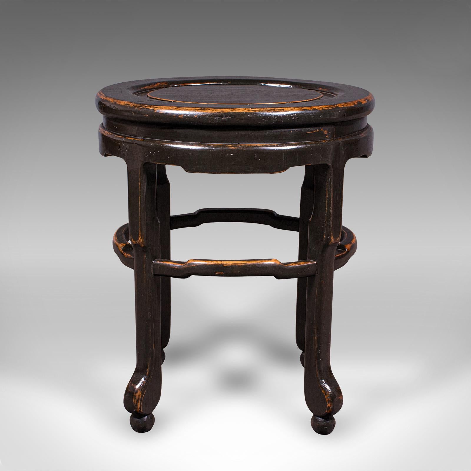 Se trata de una antigua mesa auxiliar ovalada. Lámpara o botellero japonés de olmo ebonizado, de finales de la época victoriana, hacia 1900. Compacta y llena de encanto, esta mesita presenta un atractivo acabado oscuro y un carácter elegantemente