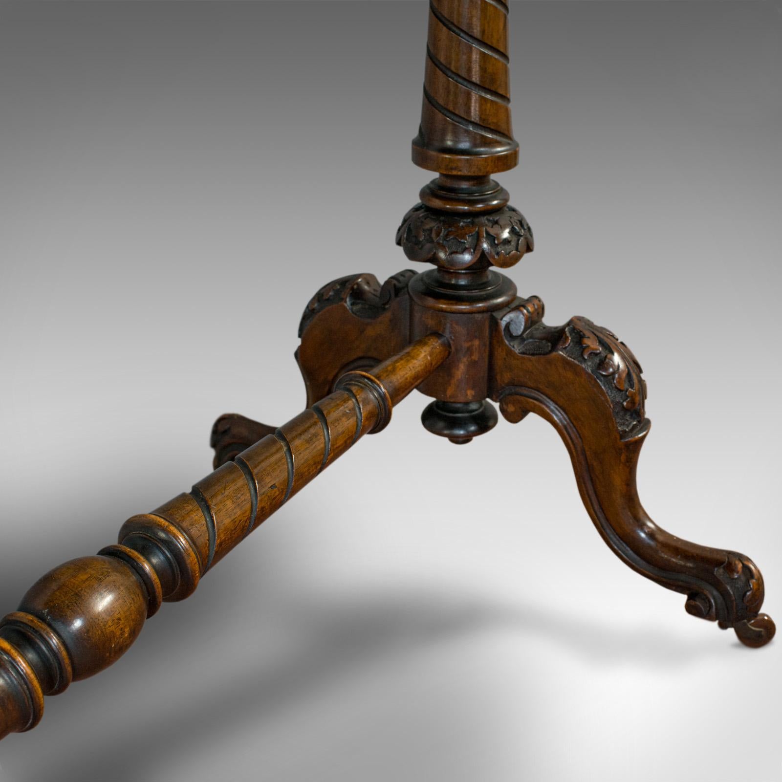 Ancienne table ovale, anglaise, ronce de noyer, centre, côté, victorienne, vers 1870 en vente 1