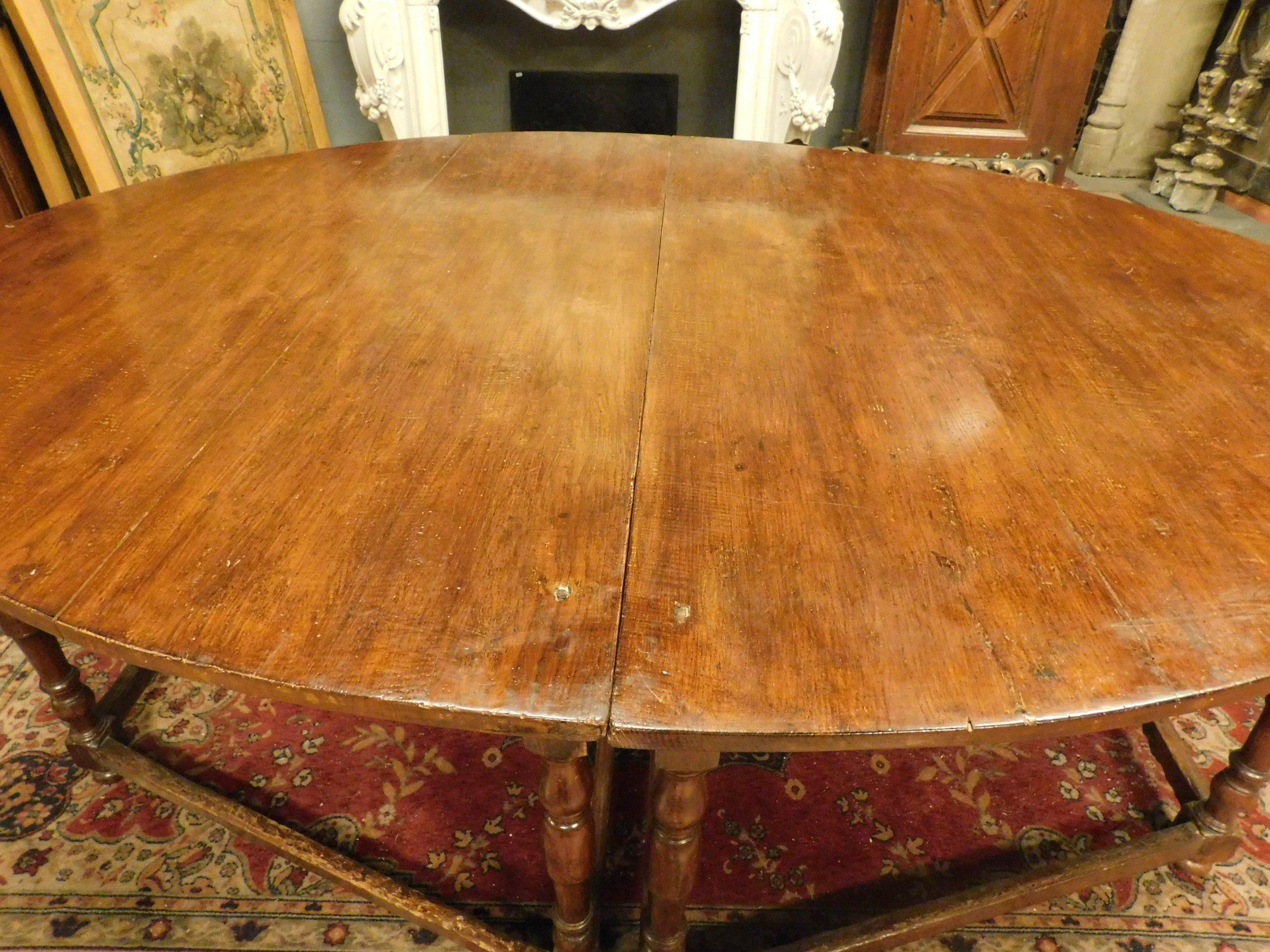 Table ovale d'antiquités en bois de hêtre, divisible à 2 demi-lunes avec 8 pieds, 1600, Italie en vente 3
