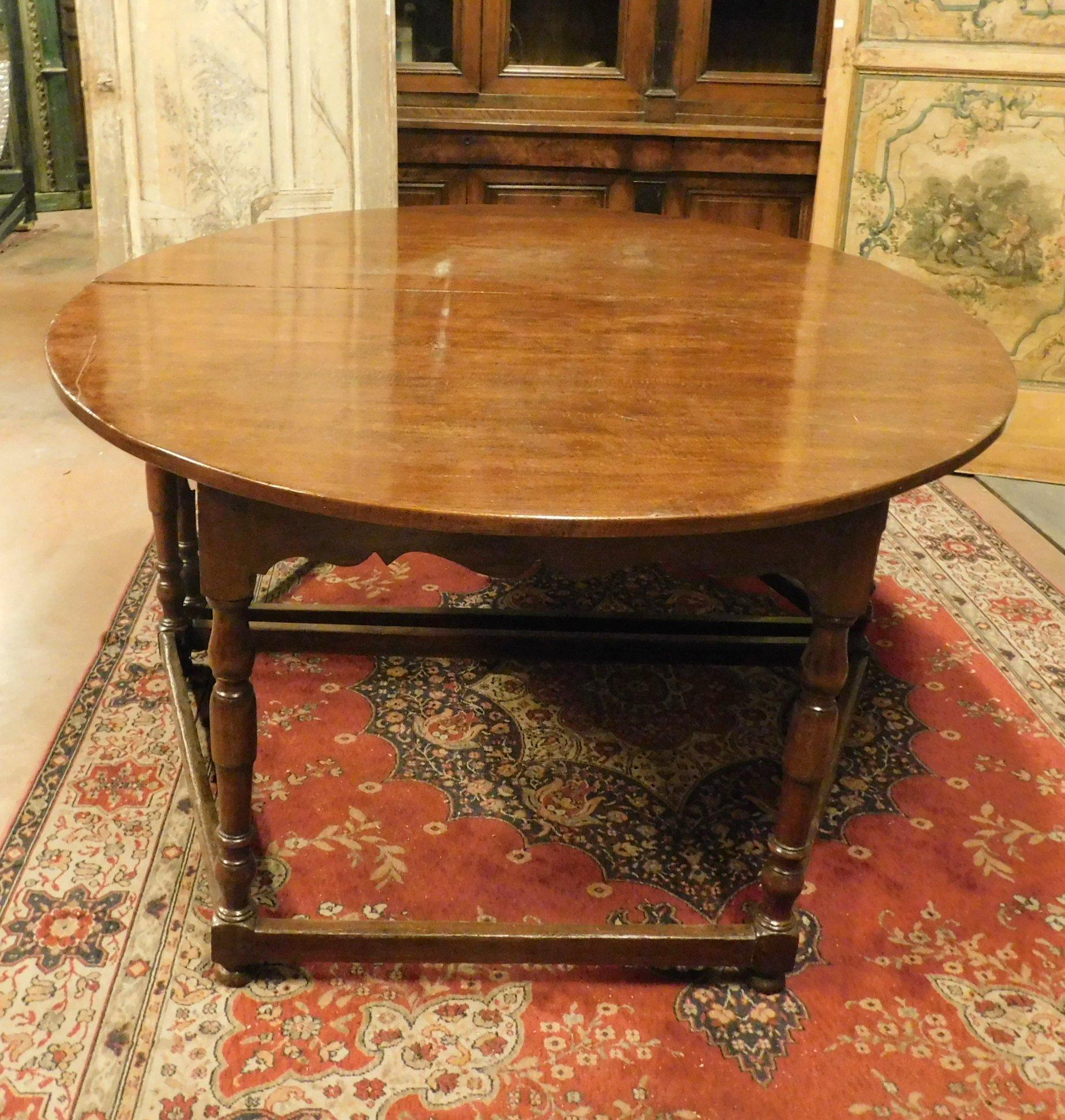 Antique Oval Table in Beechwood, Divisible 2 Half-Moons with 8 Legs, 1600, Italy In Good Condition For Sale In Cuneo, Italy (CN)