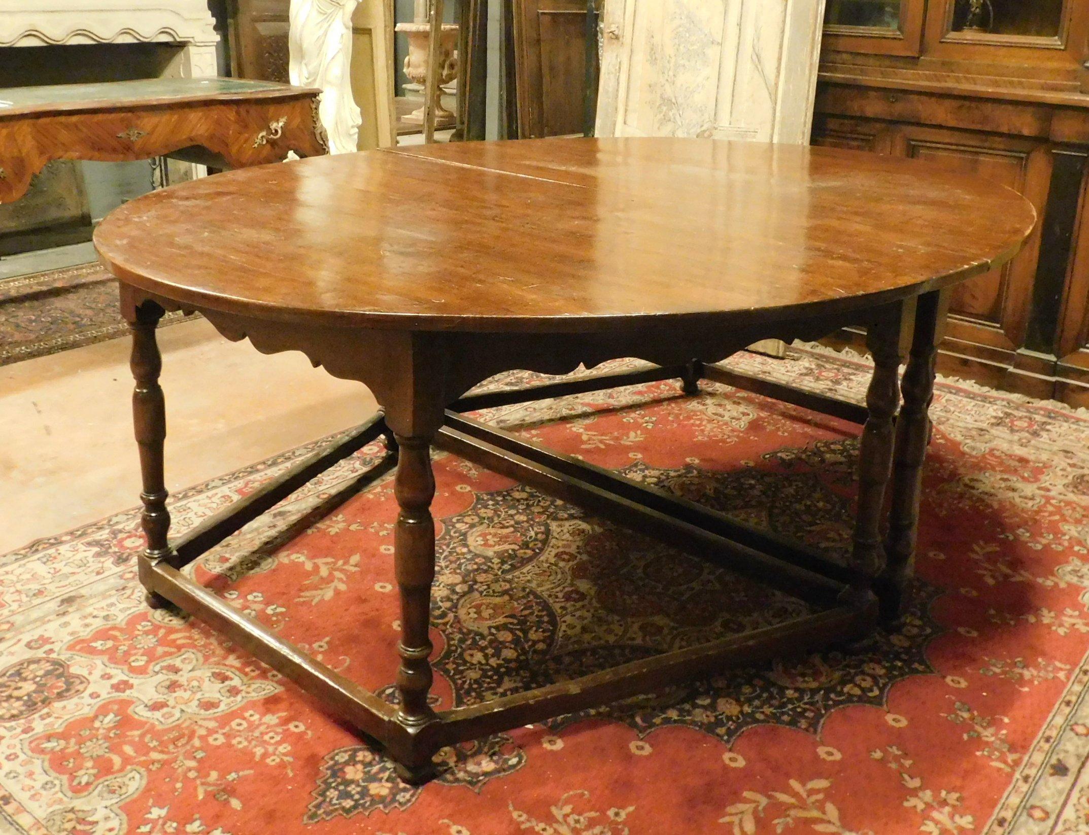 Table ovale d'antiquités en bois de hêtre, divisible à 2 demi-lunes avec 8 pieds, 1600, Italie Bon état - En vente à Cuneo, Italy (CN)