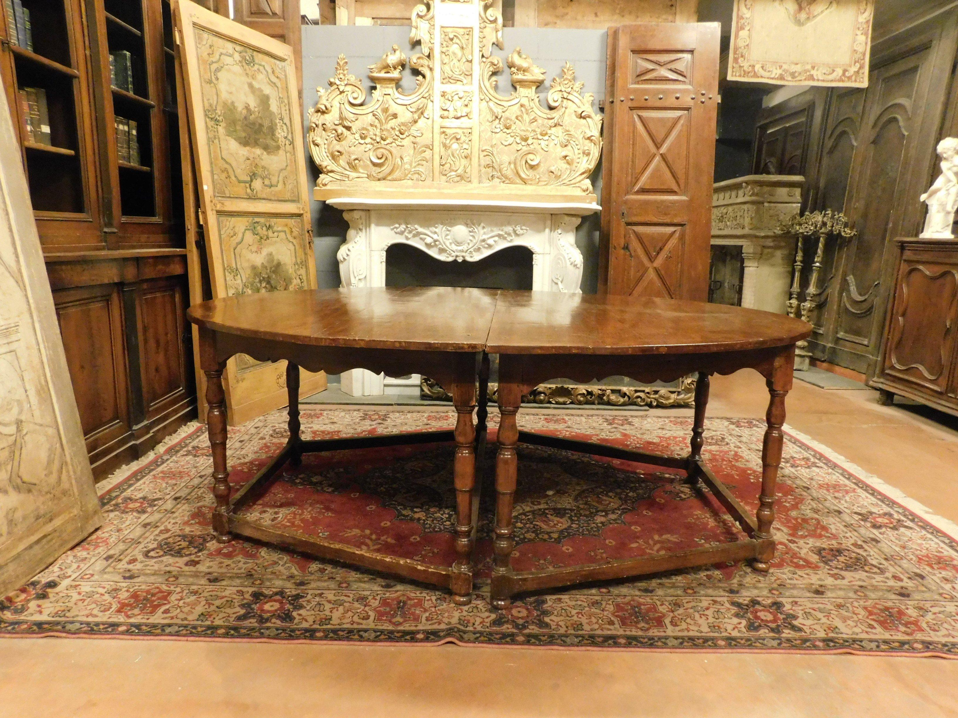 Hêtre Table ovale d'antiquités en bois de hêtre, divisible à 2 demi-lunes avec 8 pieds, 1600, Italie en vente
