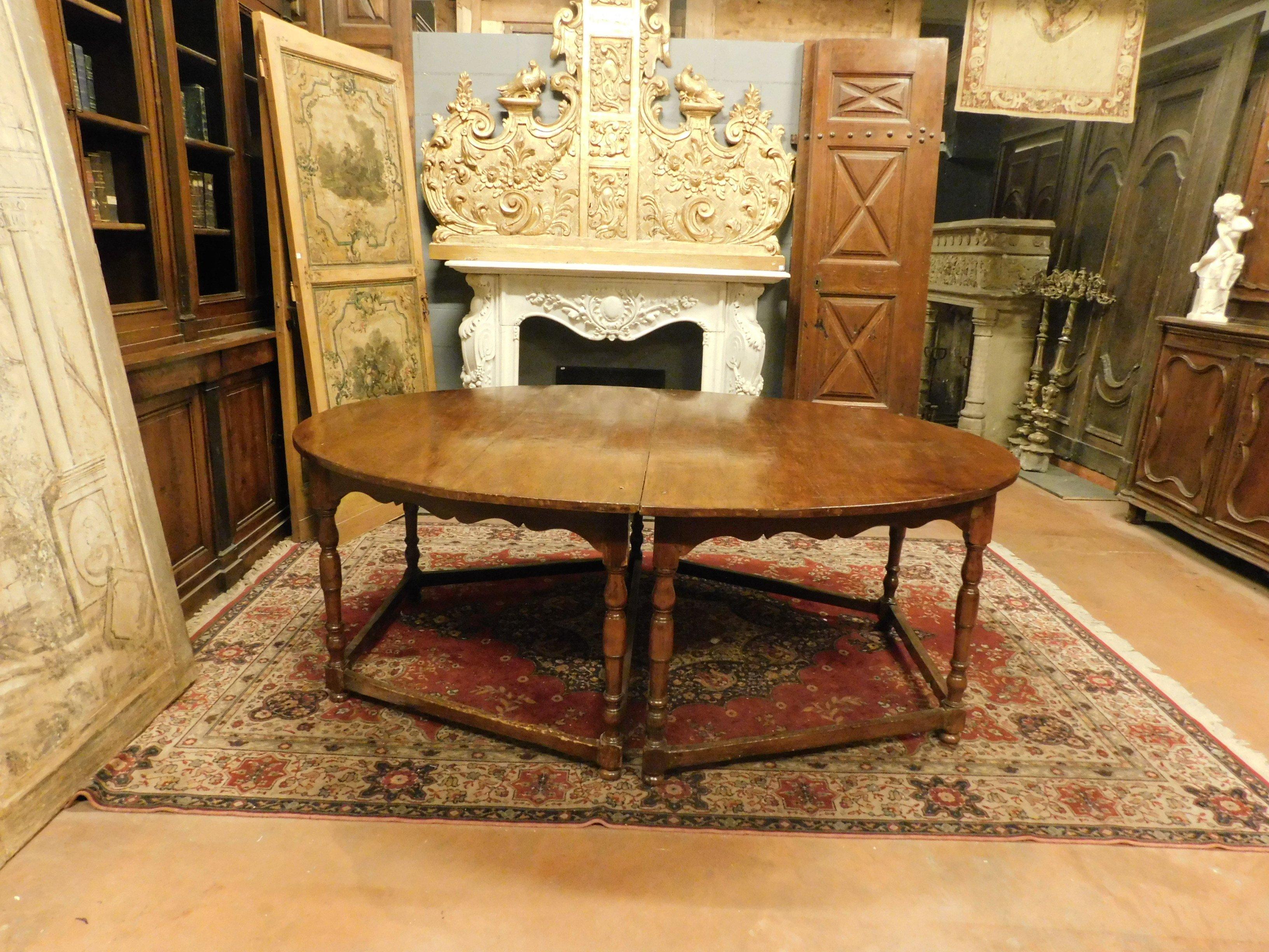 Table ovale d'antiquités en bois de hêtre, divisible à 2 demi-lunes avec 8 pieds, 1600, Italie en vente 1