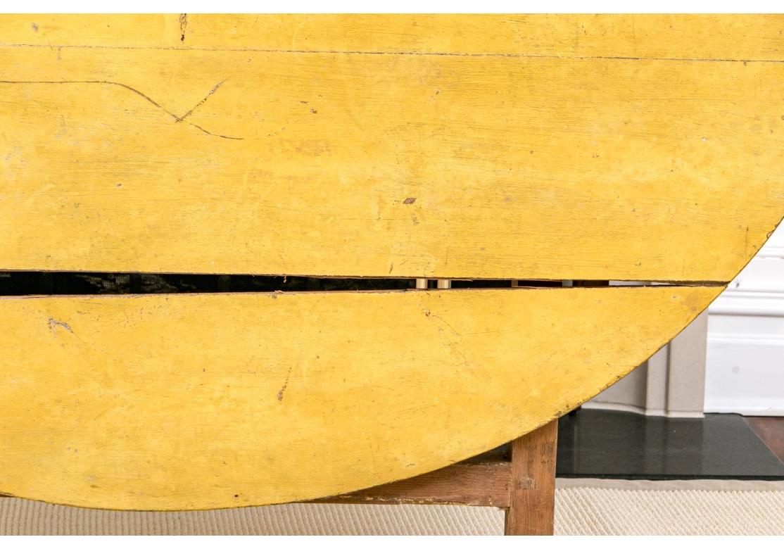 Ancienne table à tréteaux ovale à plateau basculant en peinture moutarde en vente 2