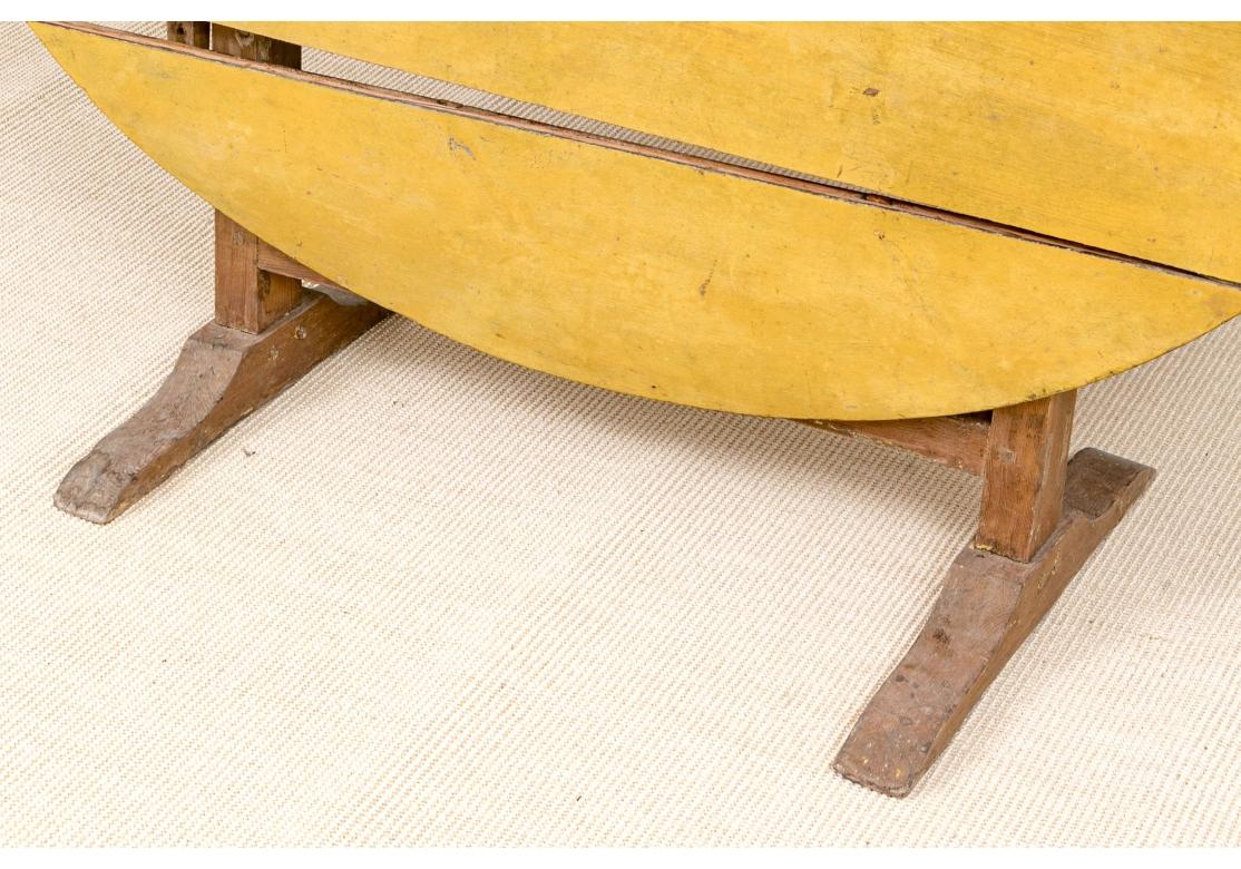 Ancienne table à tréteaux ovale à plateau basculant en peinture moutarde en vente 3