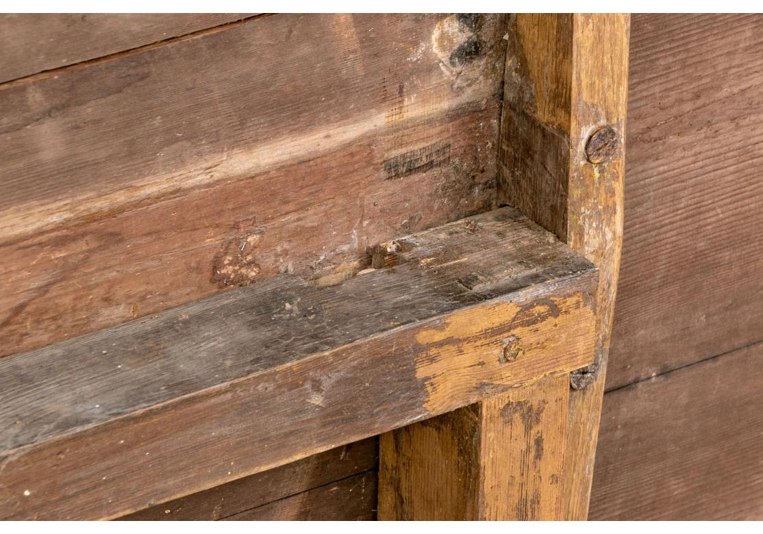 Ancienne table à tréteaux ovale à plateau basculant en peinture moutarde en vente 4