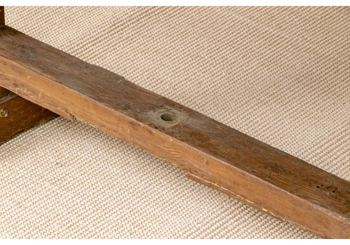 Magnifique table primitive américaine ovale en pin à plateau basculant, avec un plateau peint. Avec ses tréteaux traditionnels et son piètement, la table est de bonne taille pour les repas, le travail et les loisirs.  ou comme table centrale.