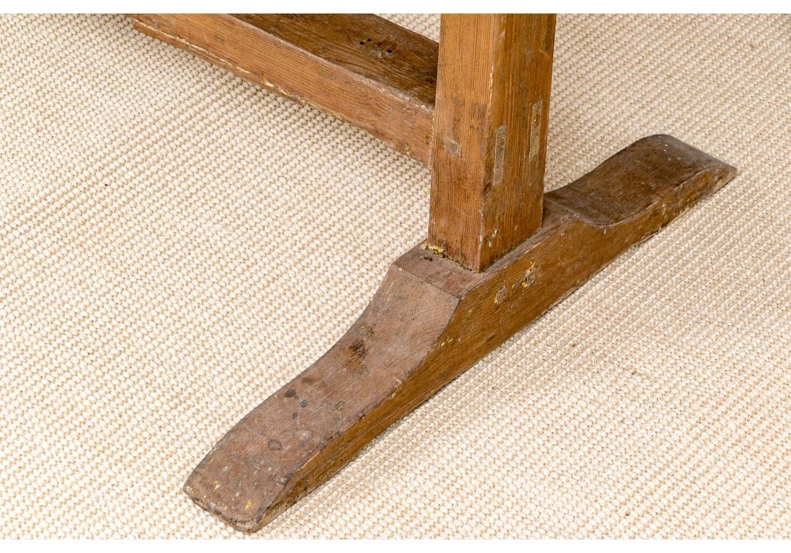 Rustique Ancienne table à tréteaux ovale à plateau basculant en peinture moutarde en vente