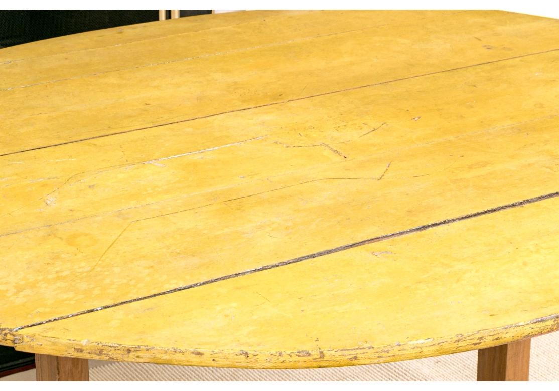 Américain Ancienne table à tréteaux ovale à plateau basculant en peinture moutarde en vente