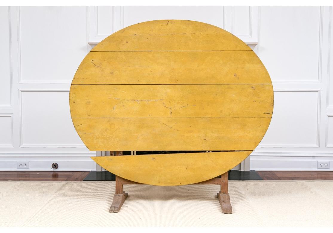Ancienne table à tréteaux ovale à plateau basculant en peinture moutarde Abîmé - En vente à Bridgeport, CT