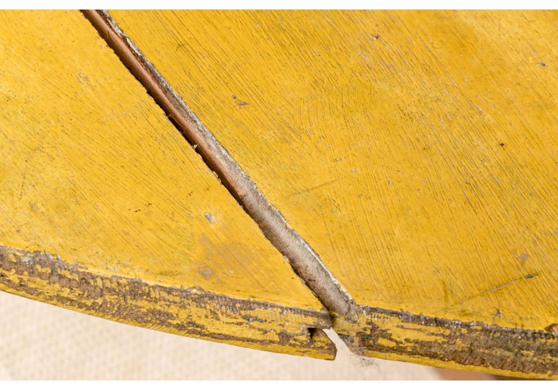 XIXe siècle Ancienne table à tréteaux ovale à plateau basculant en peinture moutarde en vente
