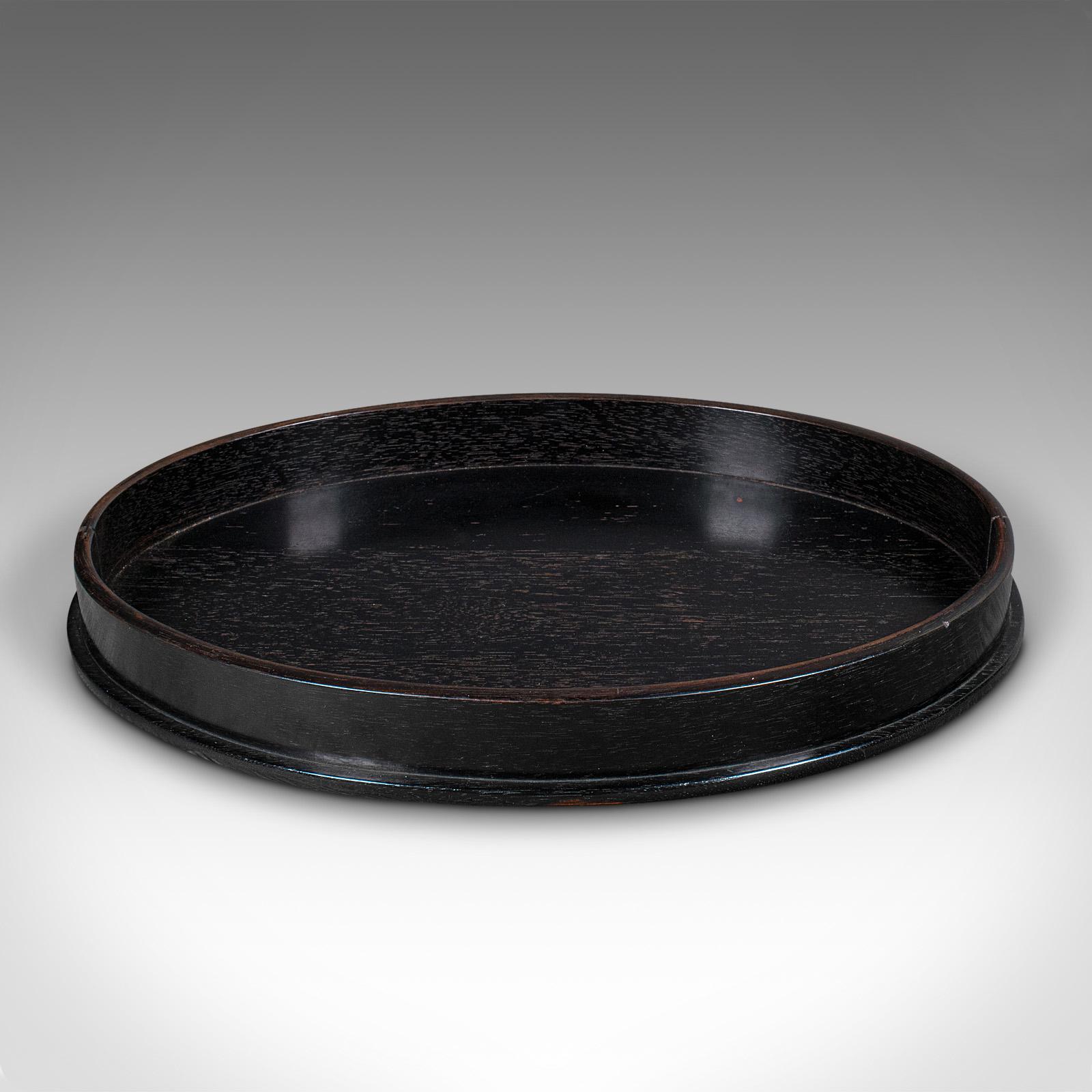 
Se trata de una antigua bandeja ovalada para baratijas. Tocador inglés de ébano, de finales de la época victoriana, hacia 1900.

Tonalidad agradablemente profunda para esta útil bandeja accesoria
Muestra una deseable pátina envejecida y en orden