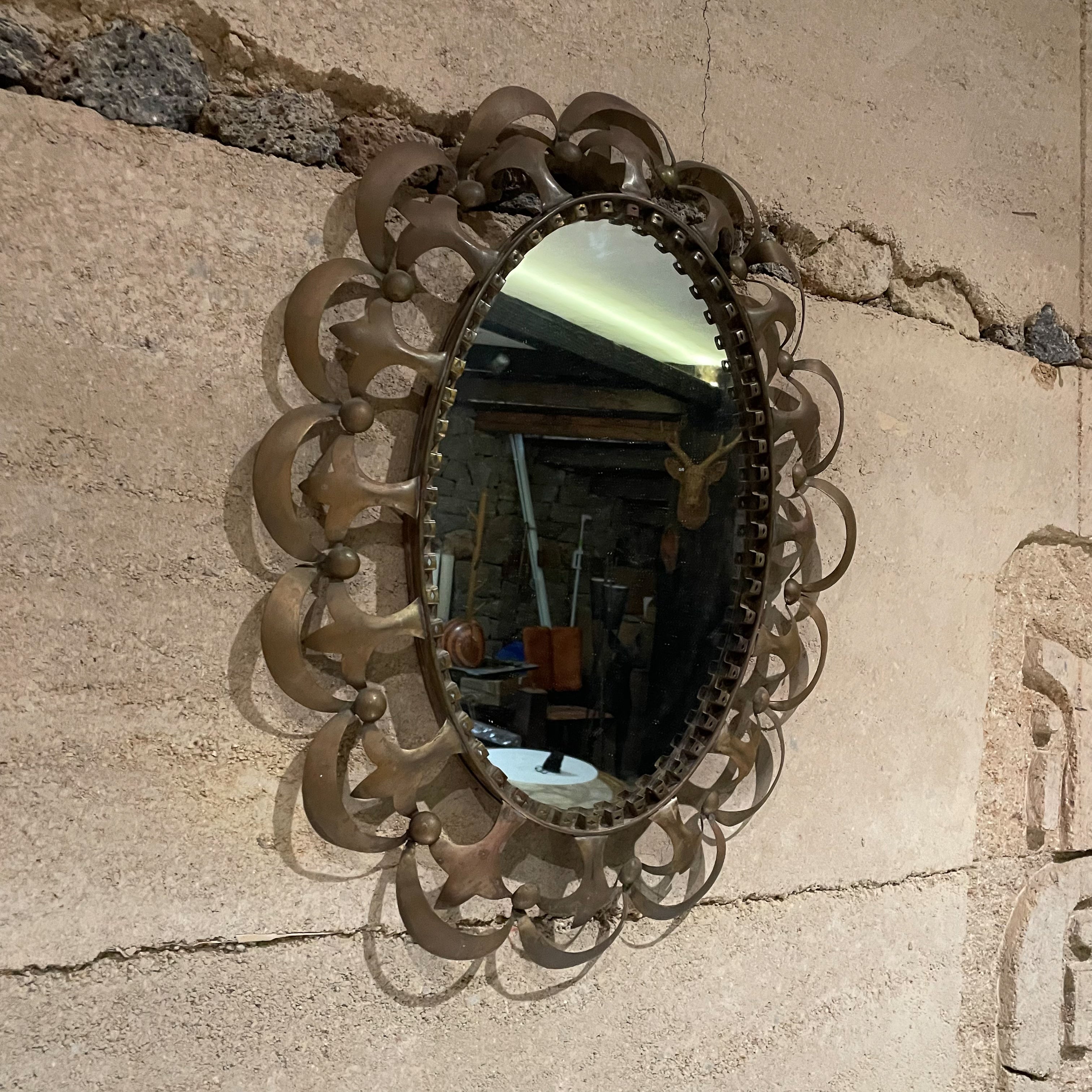 Antiker ovaler Spiegel aus massivem Messing, ca. 1940er Jahre.
Hollywood Regency La Barge Fontana Arte Ära
Unmarkiert 
Er kann horizontal oder vertikal aufgehängt werden.
Preowned Original unrestauriert Vintage Zustand Patinated Brass.
Spiegel ist