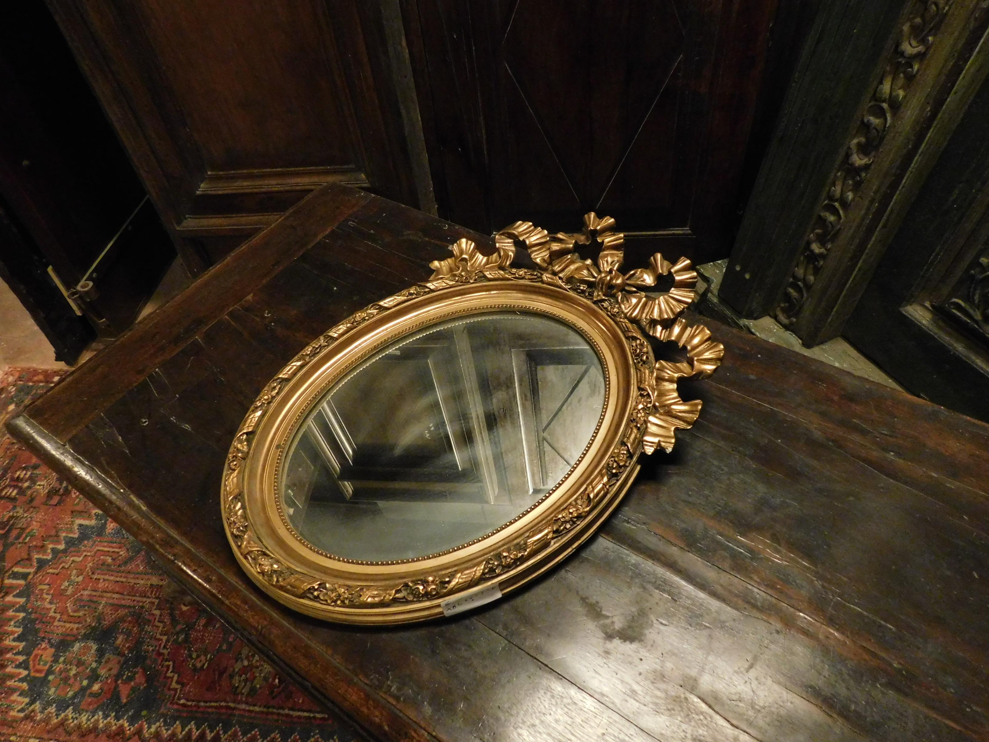 Antique wooden mirror with an oval shape and a love knot carved by hand (it was the symbol of the newlyweds, of love), in gold on wood, from the early 1900s.
Cute and of dimensions easily adaptable to any need, in an elegant bathroom, a cool living