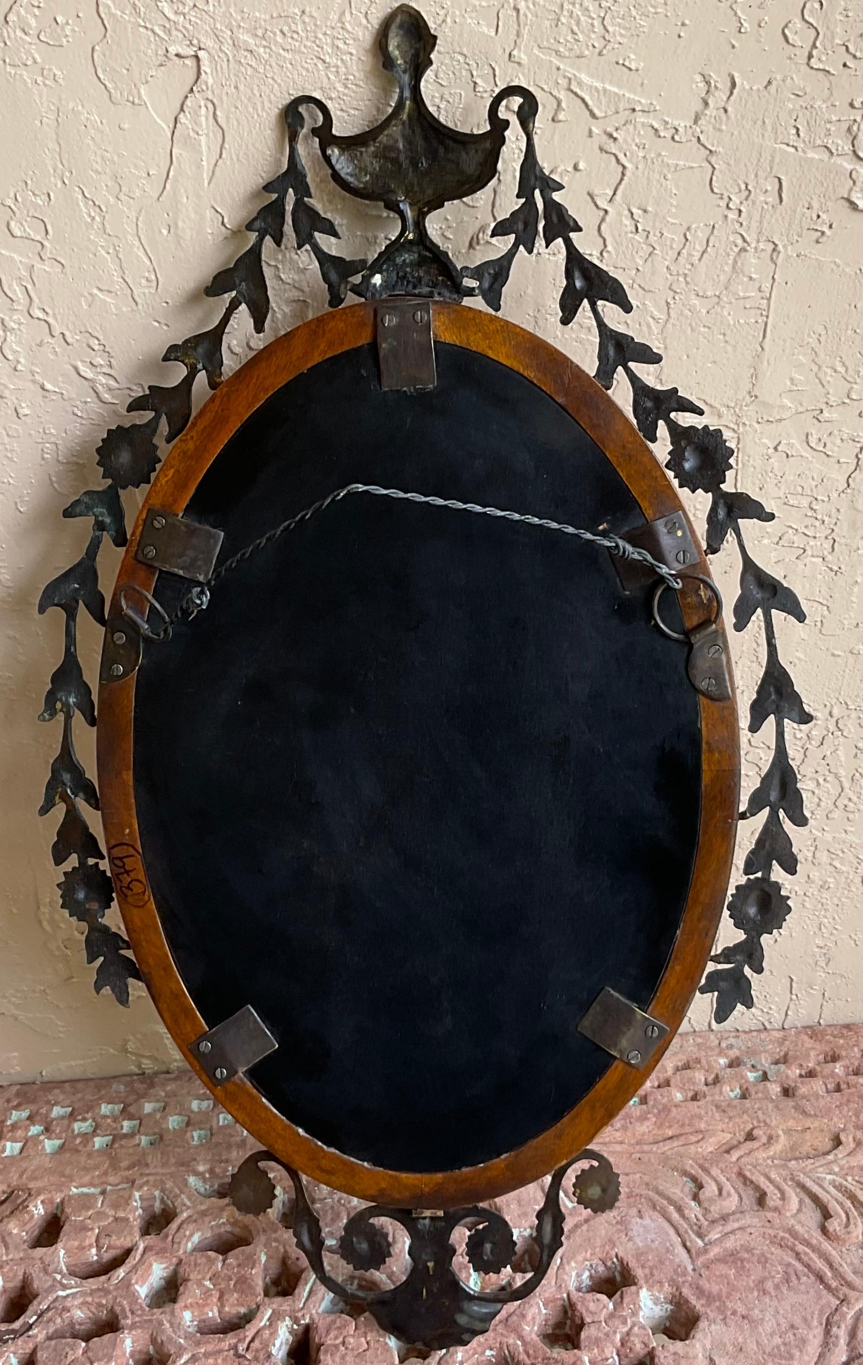 Miroir mural ovale ancien en bois et bronze  en vente 3