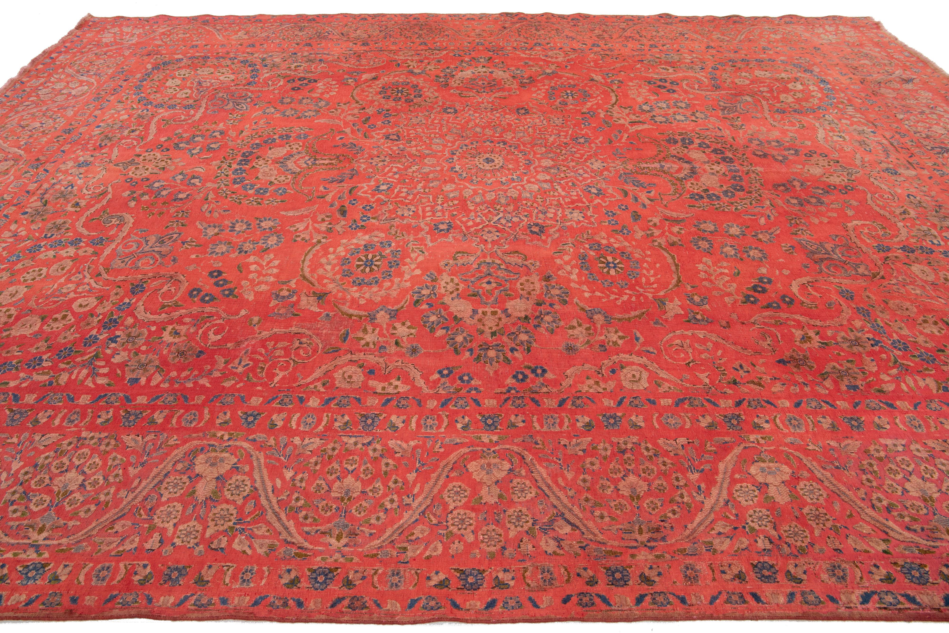 Antiguo  Alfombra de Lana Roja Sobreteñida con Diseño de Rosetas en venta 2