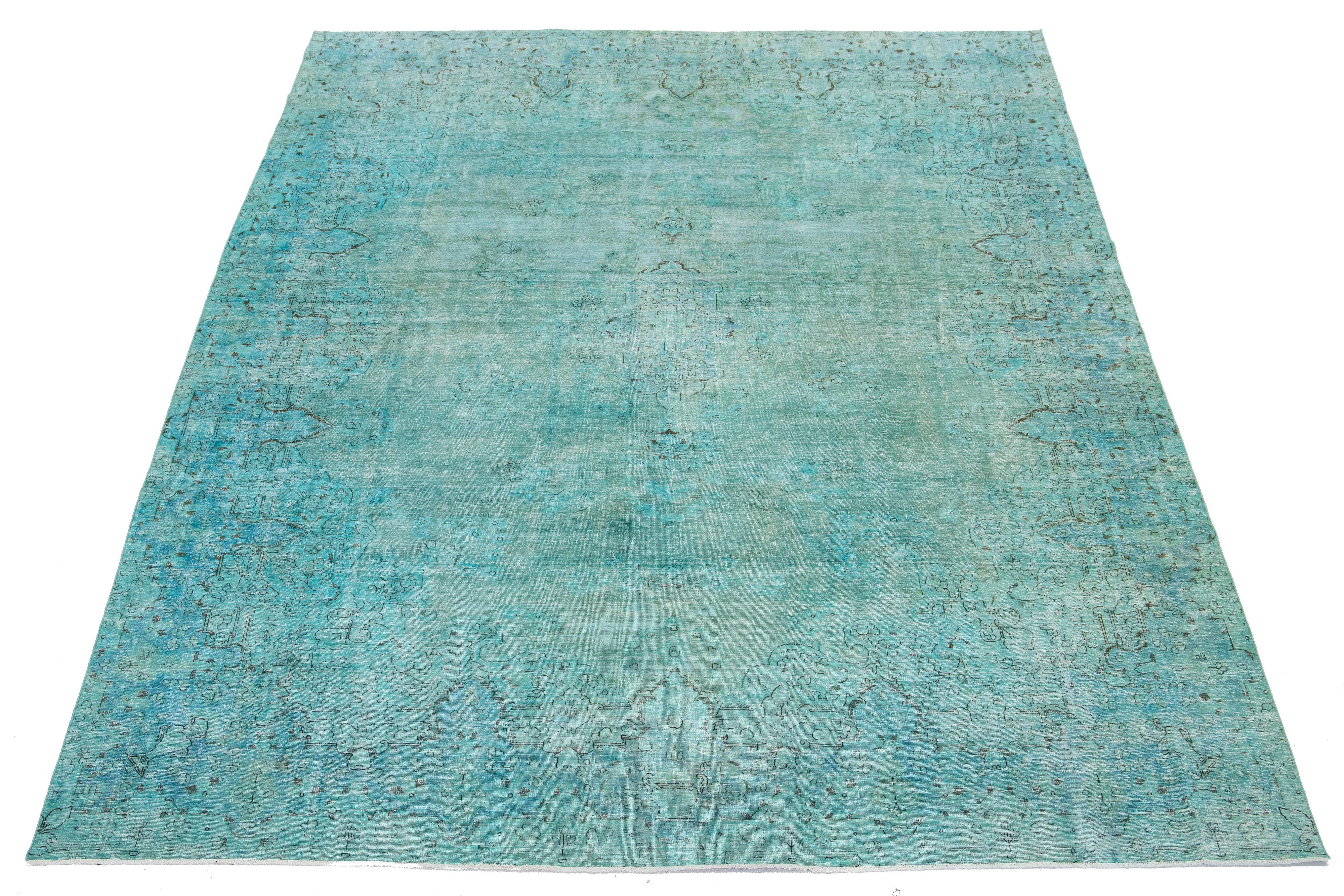 Si tratta di un antico tappeto persiano in lana annodato a mano con campo turchese. Presenta un disegno floreale a medaglione con accenti grigi.

Questo tappeto misura 8'9'' x 12'10''.