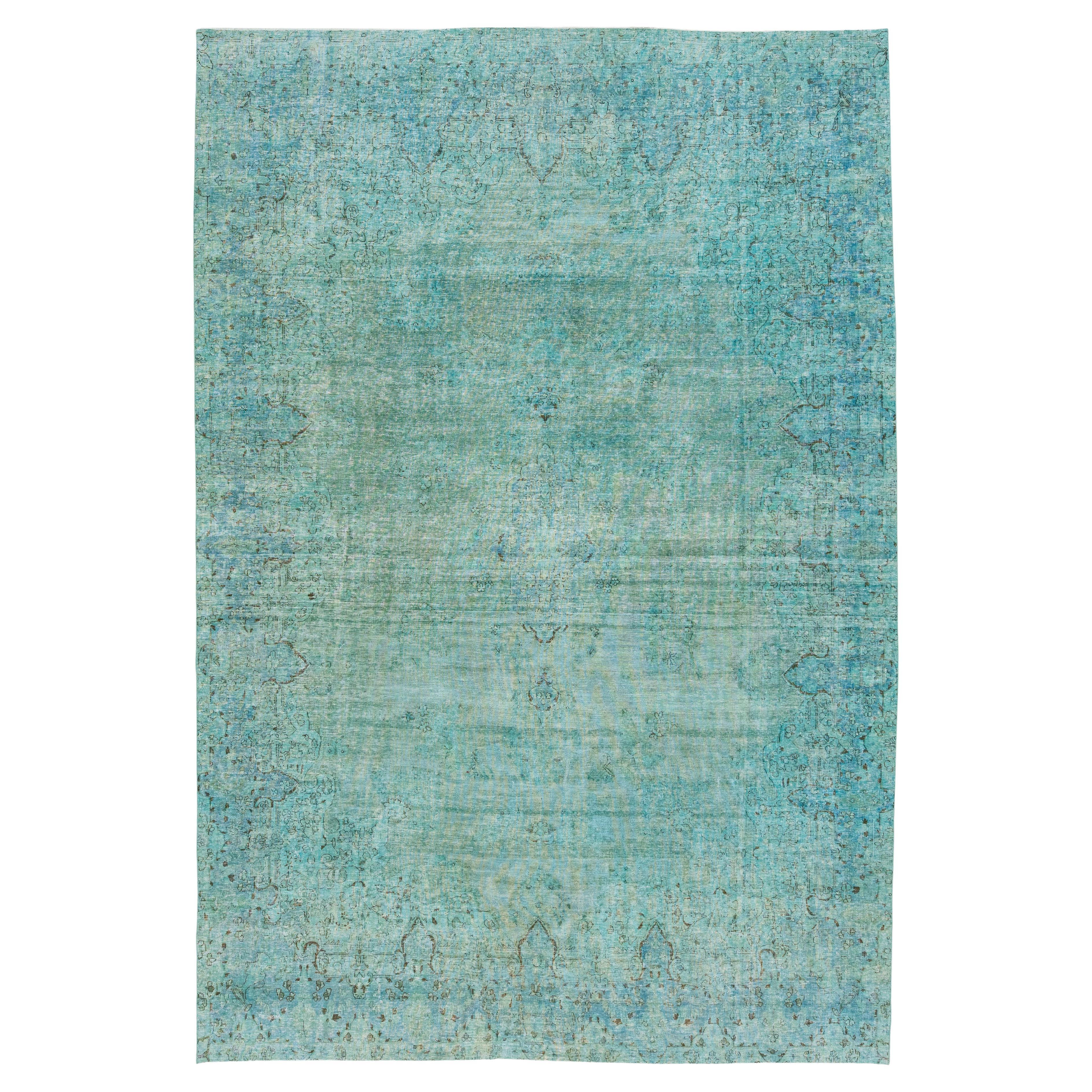 Tapis ancien surteint avec motif sur toute sa surface en turquoise