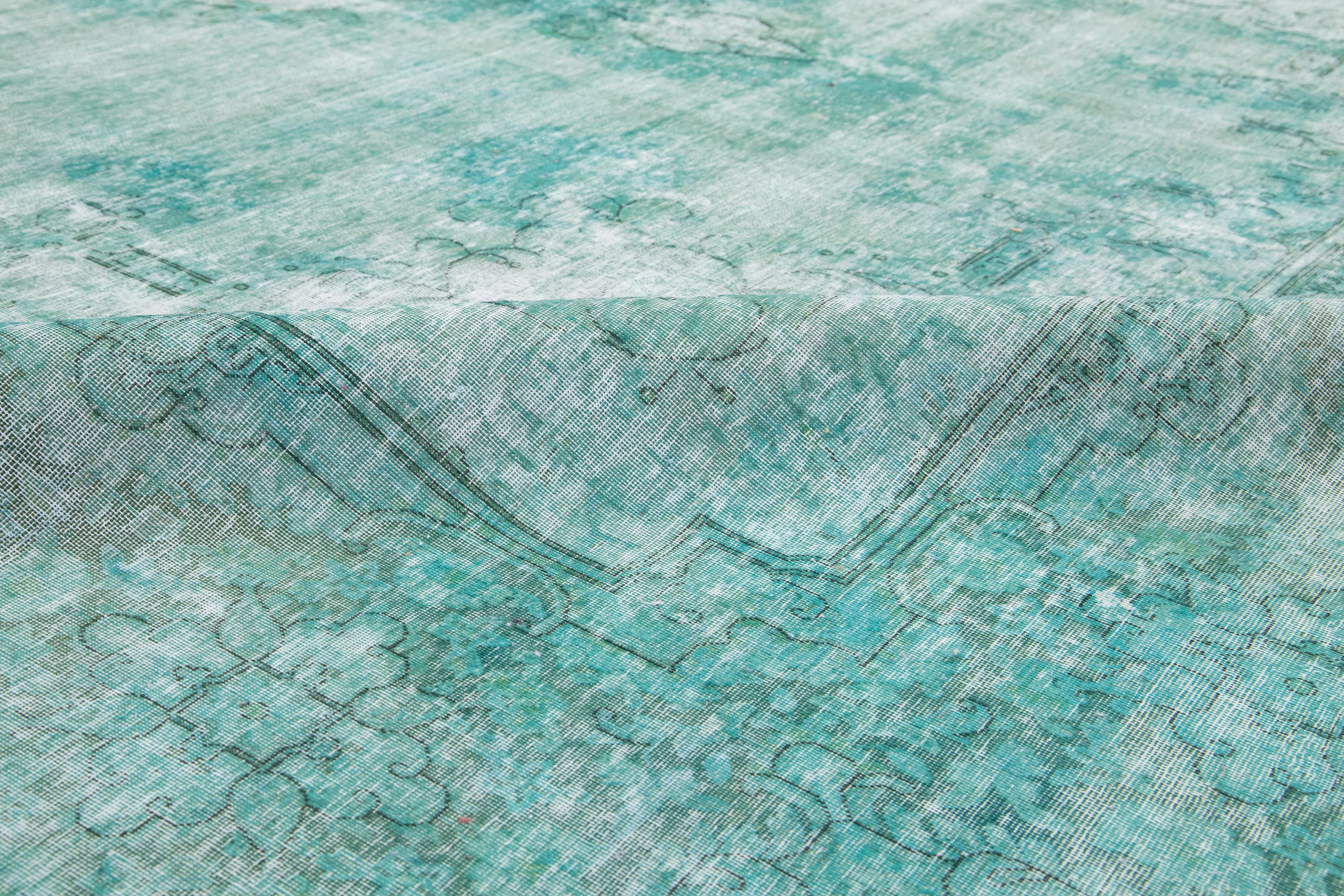 Tapis ancien en laine teintée avec motif Allover en vert clair en vente 2