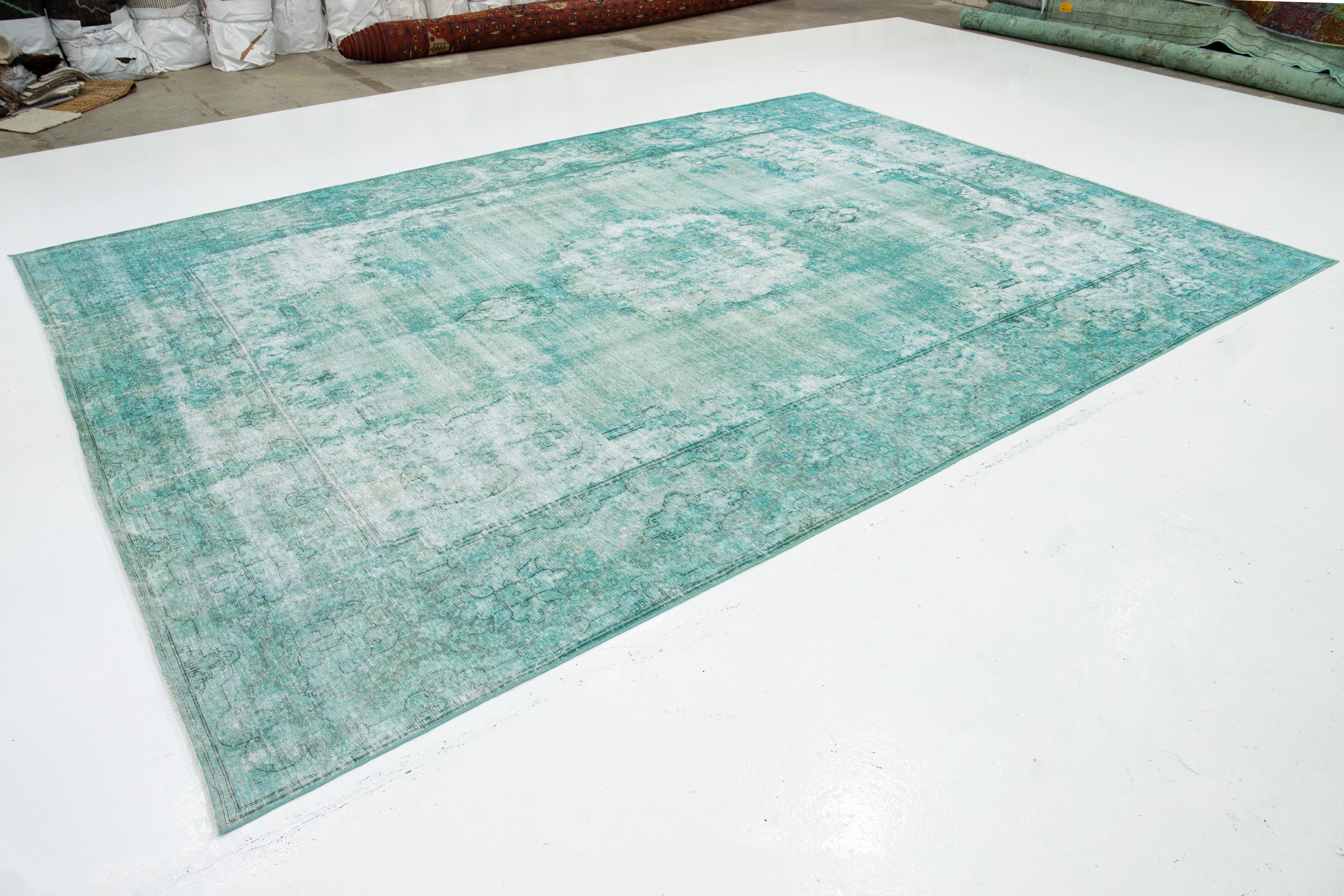 Noué à la main Tapis ancien en laine teintée avec motif Allover en vert clair en vente