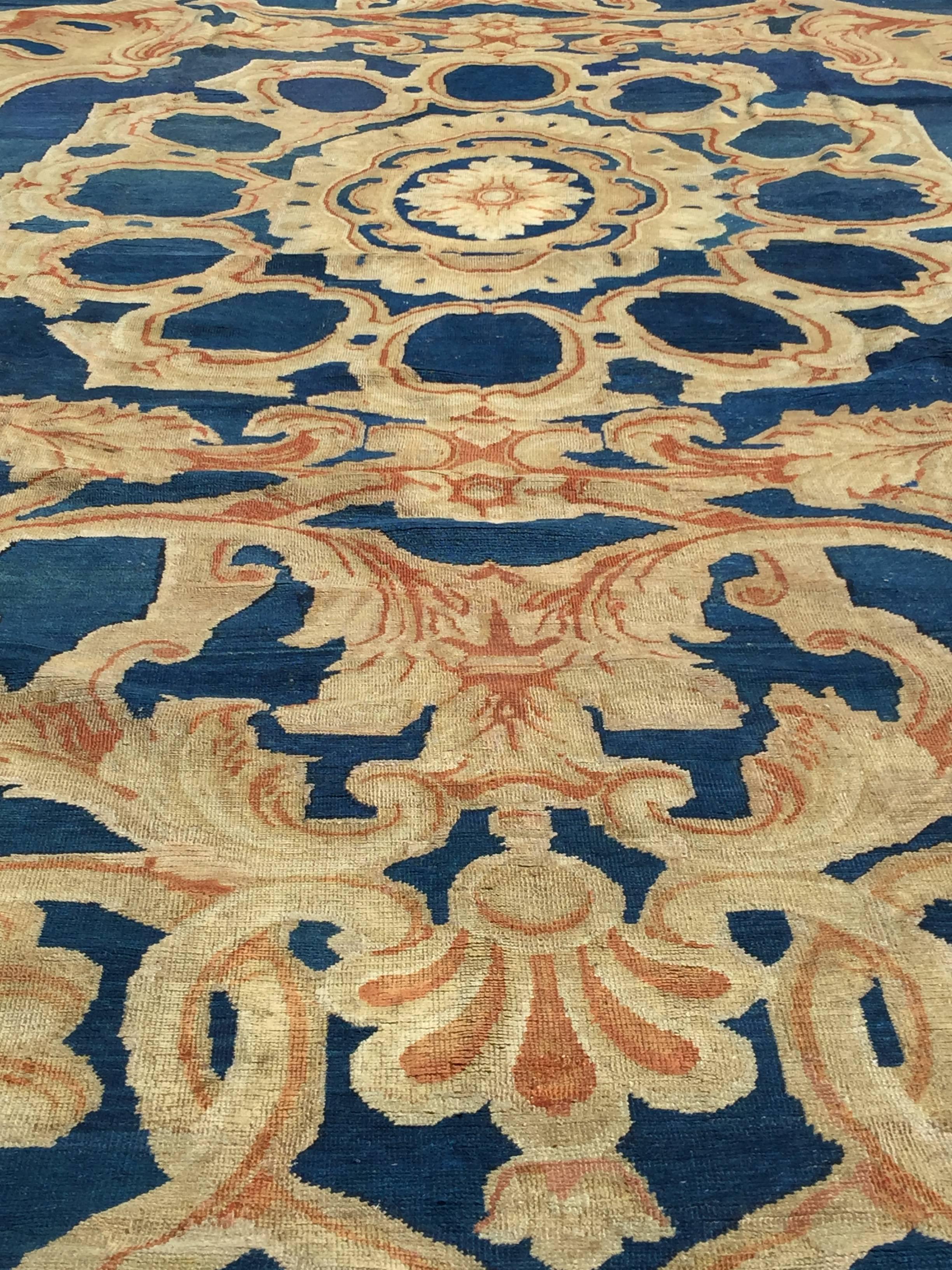 Antiker übergroßer englischer blauer Axminster-Teppich:: um 1820:: 16'8 x 31' im Zustand „Gut“ in New York, NY