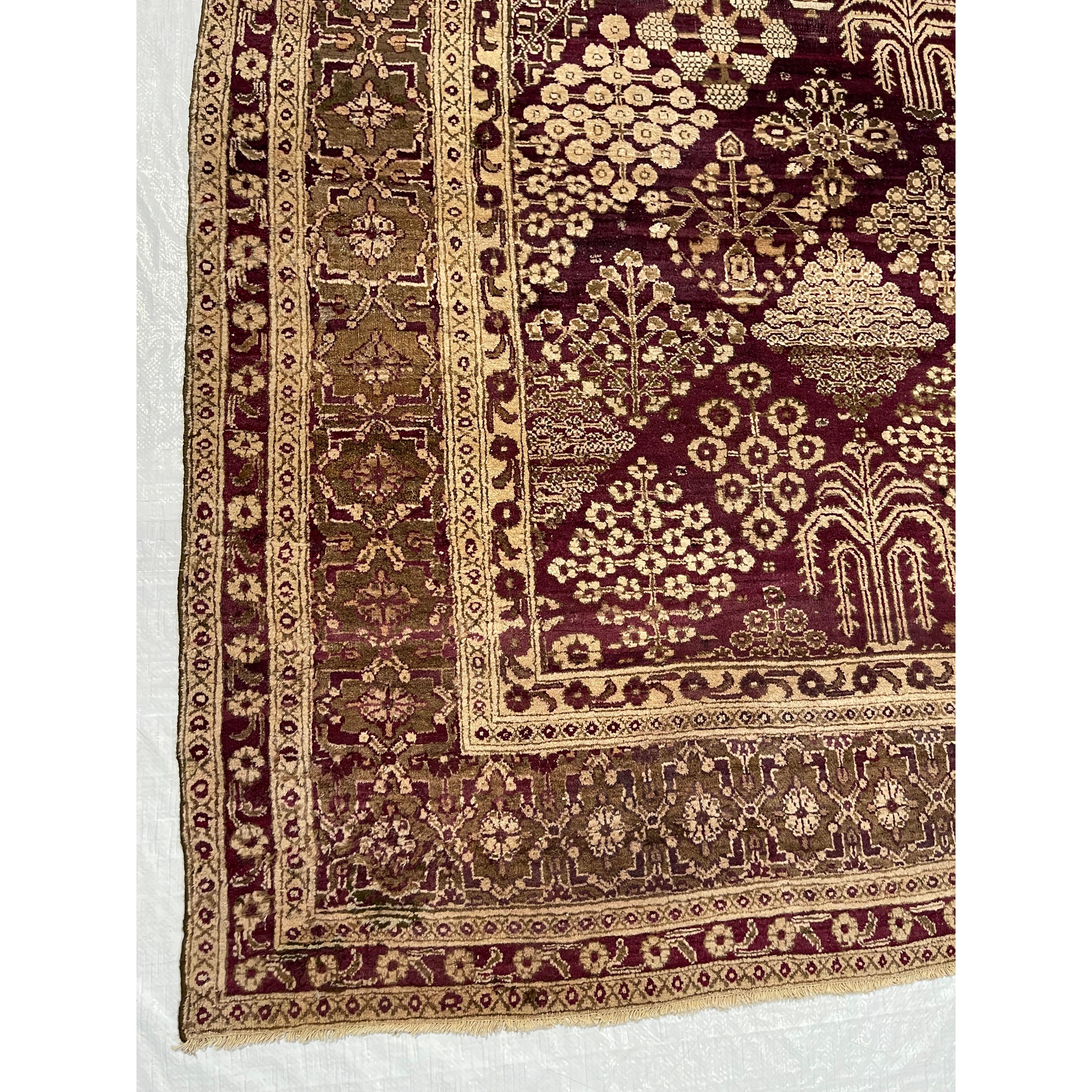 Antike indische Teppiche - Nicht alle Teppiche, die in Indien gewebt wurden, sind leicht zu kategorisieren. Aus diesem Grund haben wir diese Rubrik für antike indische Teppiche eingerichtet. Hier finden Sie indische Teppiche, bei denen die