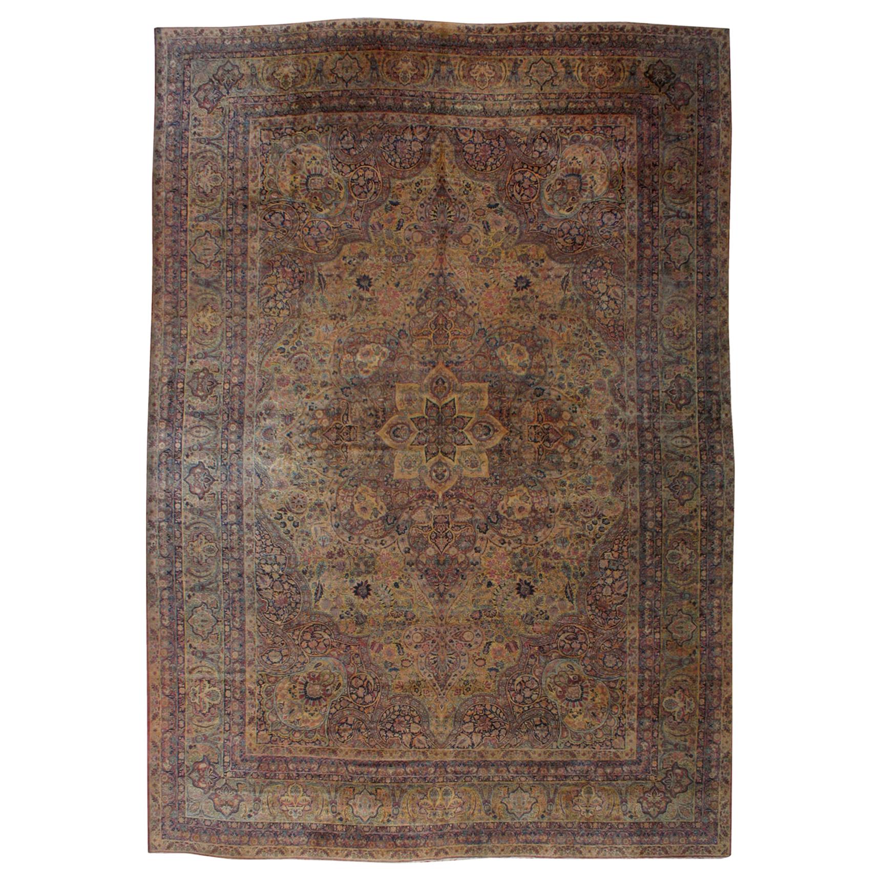 Antiker übergroßer persischer Goldblumen-Kirman-Lavar-Teppich, ca. 1880-1900er Jahre