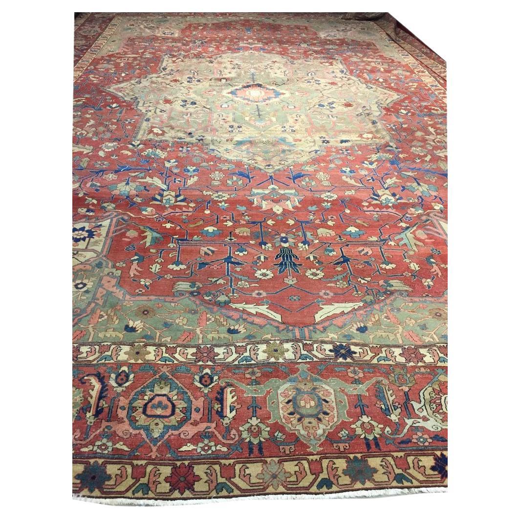 Antiker übergroßer persischer Heriz Serapi-Teppich, 14'6 x 20'10. Serapi-Teppiche sind eine Qualitätsbezeichnung für Heriz-Teppiche mit festerer Webart, kürzerem Flor und feinerer Qualität. Unter den rund dreißig Townes im Webereibezirk Heriz gibt